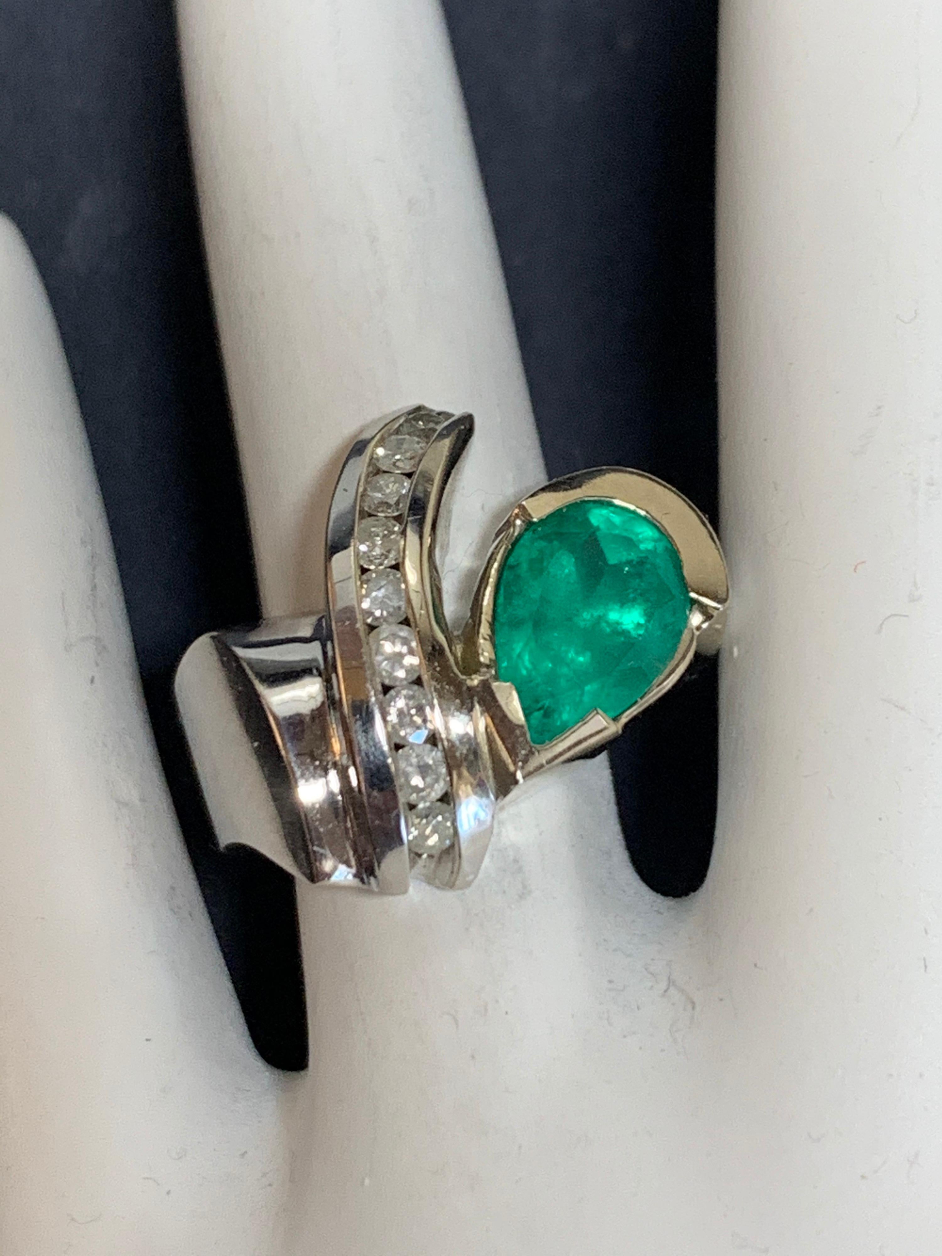 Retro Modern Gold Cocktail Ring 3.25 Carat Natural Green Emerald & Diamond, circa 1970 For Sale