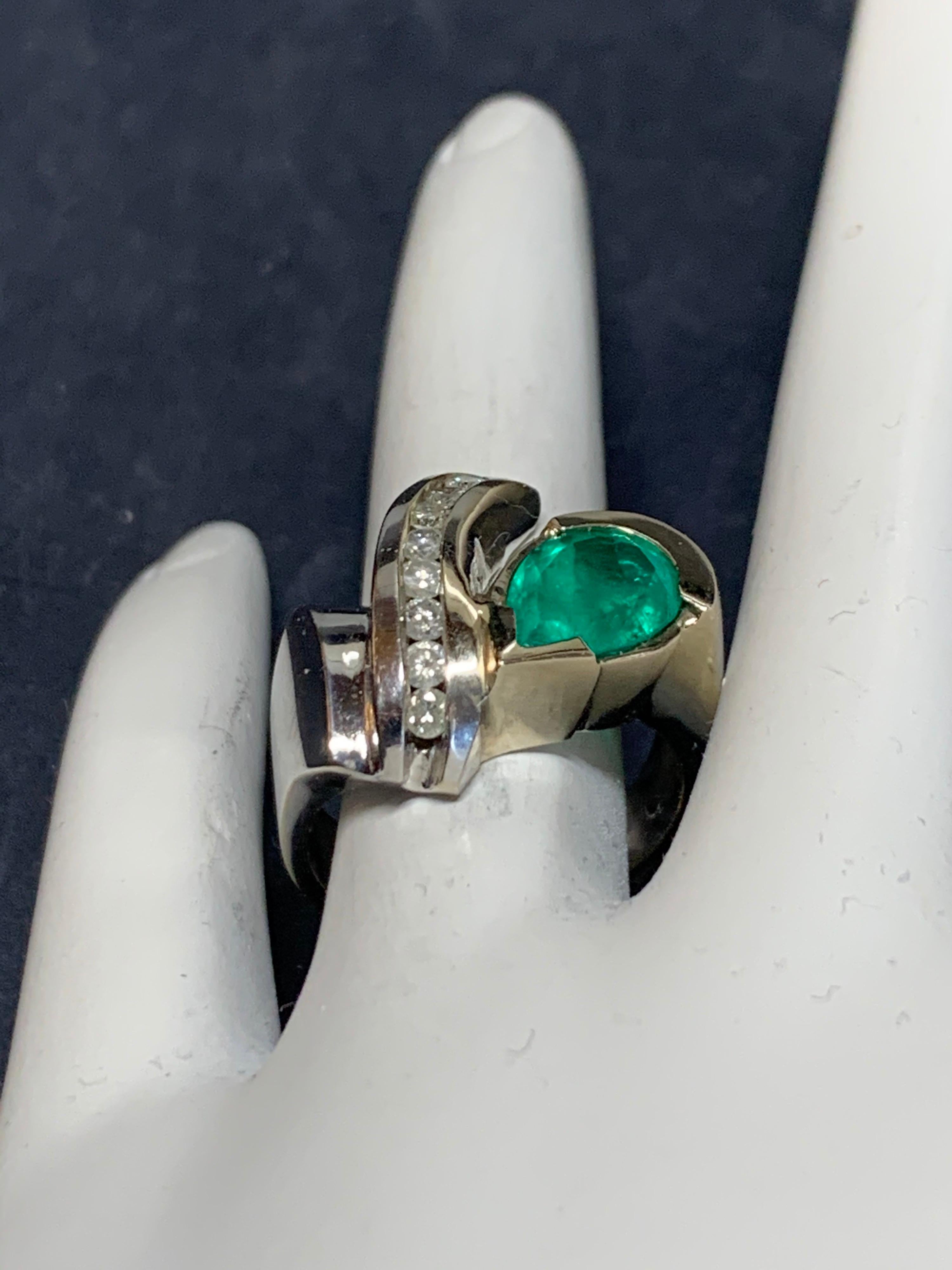 Pear Cut Modern Gold Cocktail Ring 3.25 Carat Natural Green Emerald & Diamond, circa 1970 For Sale