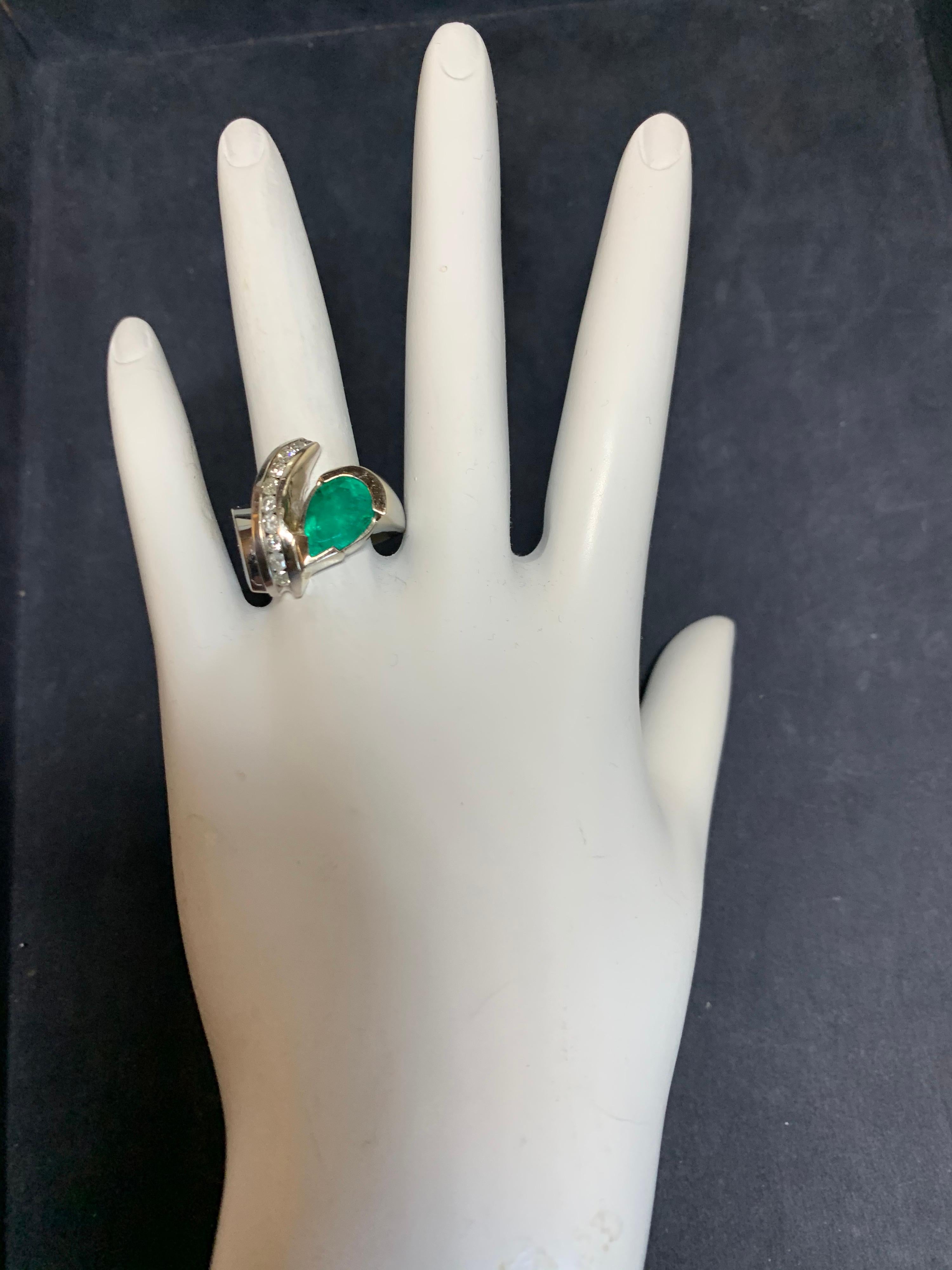 Modern Gold Cocktail Ring 3.25 Carat Natural Green Emerald & Diamond, circa 1970 In Good Condition For Sale In Los Angeles, CA