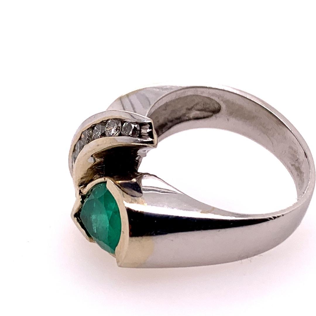 Modern Gold Cocktail Ring 3.25 Carat Natural Green Emerald & Diamond, circa 1970 For Sale 1