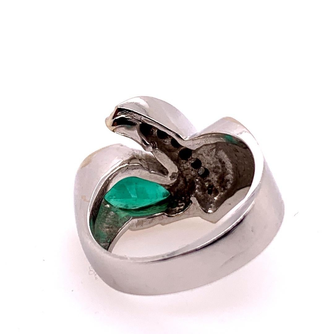 Modern Gold Cocktail Ring 3.25 Carat Natural Green Emerald & Diamond, circa 1970 For Sale 2