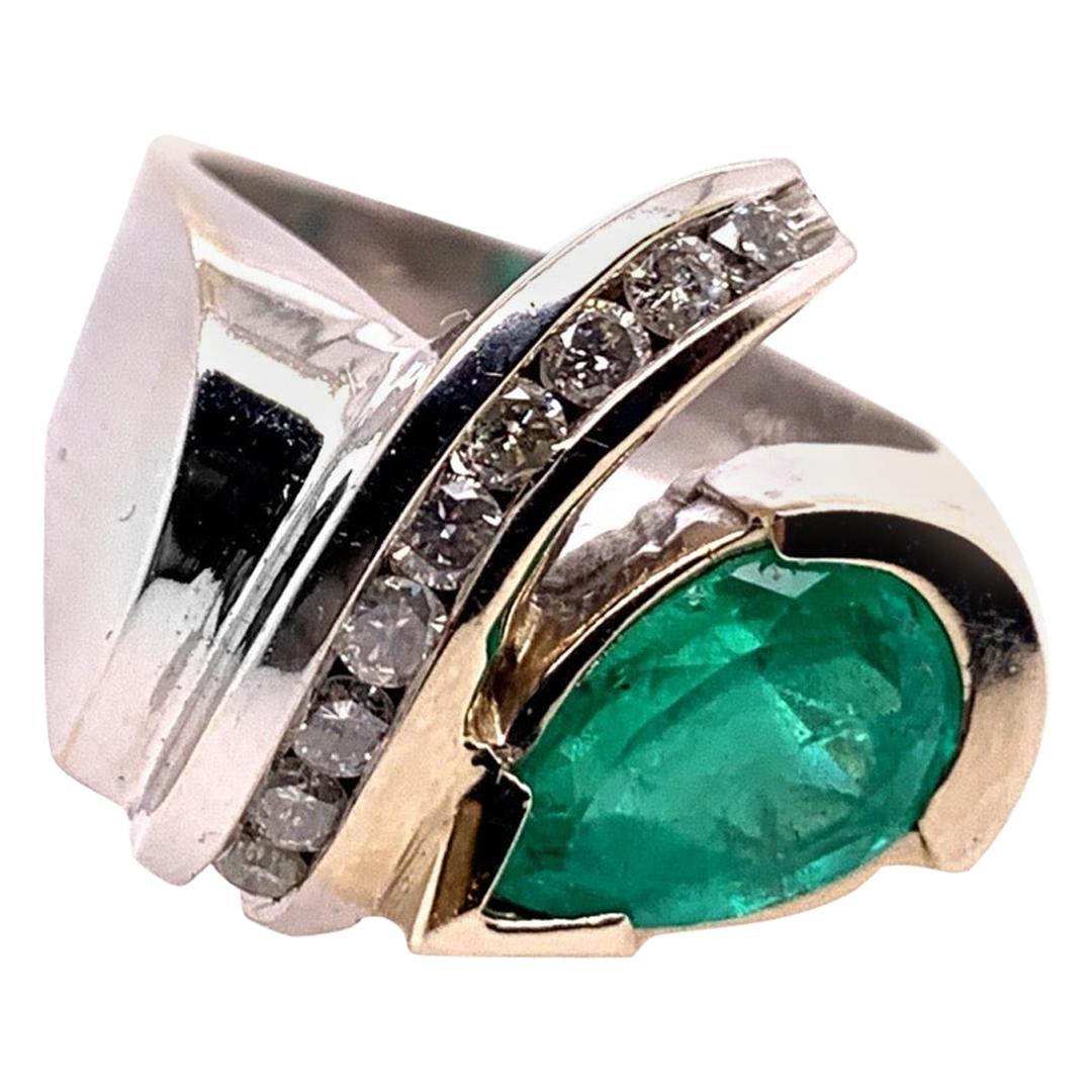 Modern Gold Cocktail Ring 3.25 Carat Natural Green Emerald & Diamond, circa 1970 For Sale