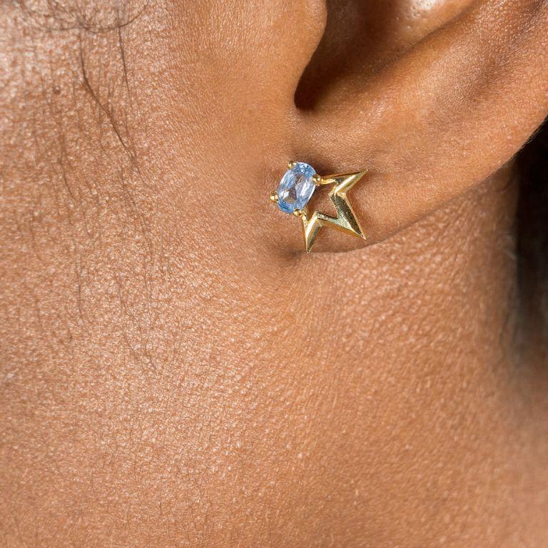 Découvrez nos boucles d'oreilles modernes et artisanales en diamant, méticuleusement fabriquées en or jaune 18 carats et dotées de superbes boucles d'oreilles en diamant véritable taillé en brillant. Ces boucles d'oreilles incarnent l'équilibre