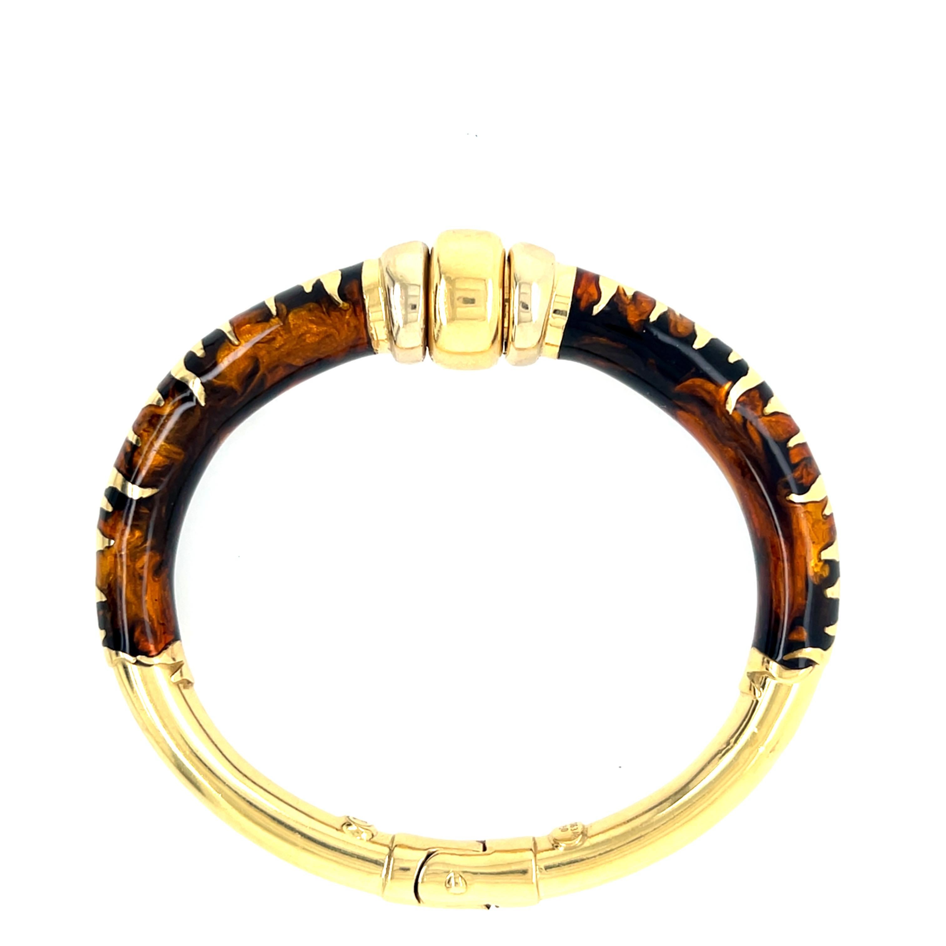 Modern Gold Enamel Inlay Tiger Stripe Pattern Italian Spring Hinged Bangle In Good Condition For Sale In Los Angeles, CA