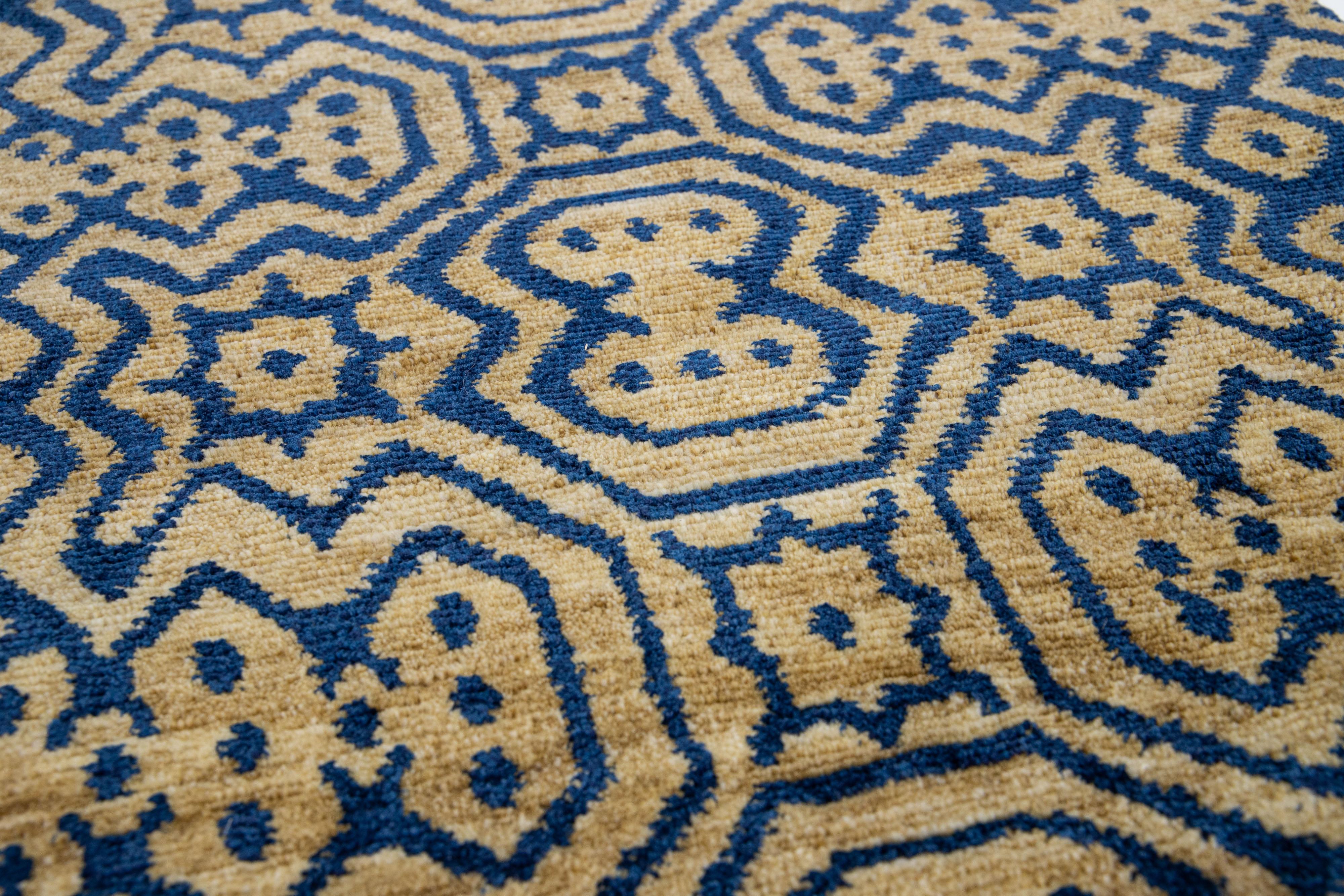 Apadana's Modern Woll- und Seidenteppich. Kundenspezifische Größen und Farben auf Bestellung.

MATERIAL: 100 Knoten, 60 Wolle und 40 Seide.
Techniken: Handgeknüpft.
Stil: Modern.
Vorlaufzeit: Ca. 15-16 Wochen verfügbar.
Farben: Wie abgebildet,