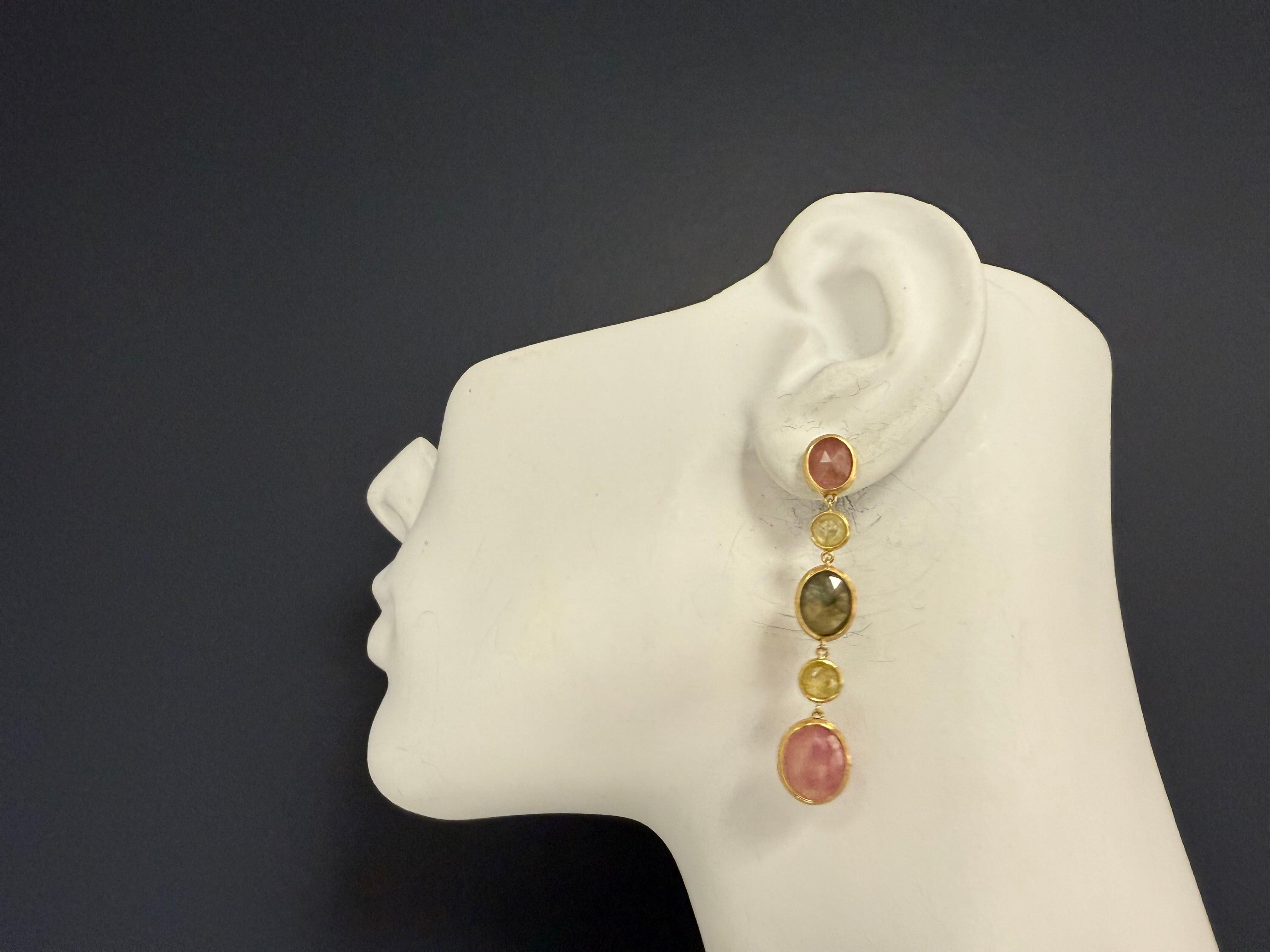 Modernos pendientes colgantes de oro de 18 quilates de Marco BICEGO, fabricados en Italia y con el sello correspondiente. Cada pendiente está engastado con gemas ovaladas multicolor de talla rosa, incluidos diamante y rubí. Con unas medidas