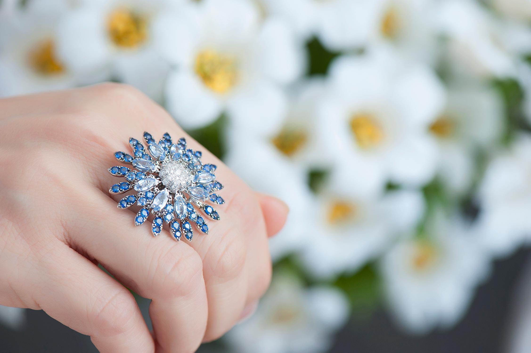 18K White Gold Sunflower Ring with Diamonds and Blue Sapphires.
Petals are kinetic with movement.
Gold Weight: 16.45 grams
Diamond Carats: 0.25
Sapphire Carats: 5.20
FerrariFirenze, Handmade in Italy.
US Ring Size: 6
Style: FF046RG42

18K White Gold