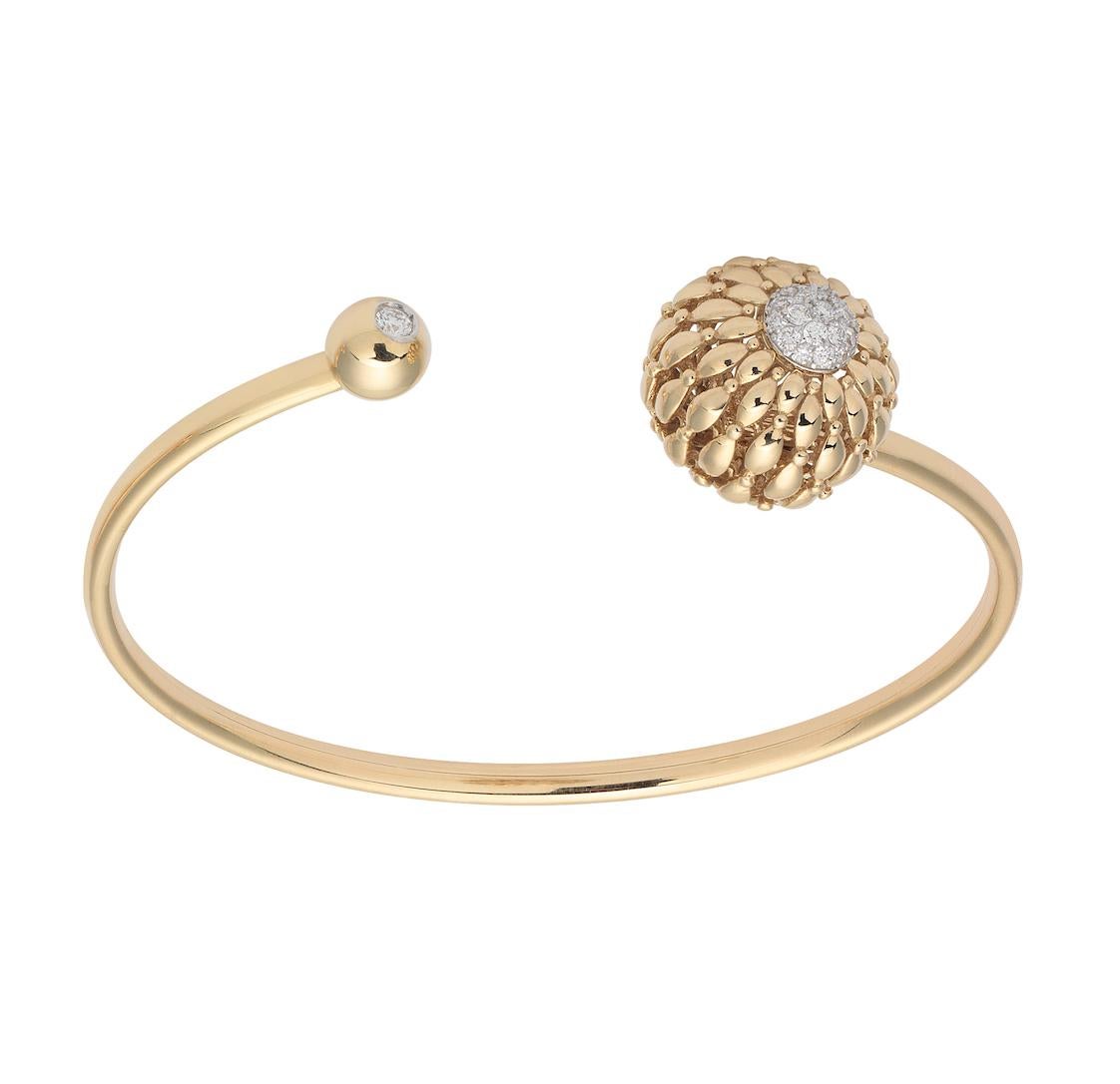 18K Yellow Gold Twist Floral Bracelet Bangle with White Diamonds.
Floral petal design is kinetic with movement, flexible open Bracelet cuff.
Gold Weight: 11.65 grams
Diamond Carats: White: 0.27 ct.
FerrariFirenze, Handmade in Italy.
Fits all wrist