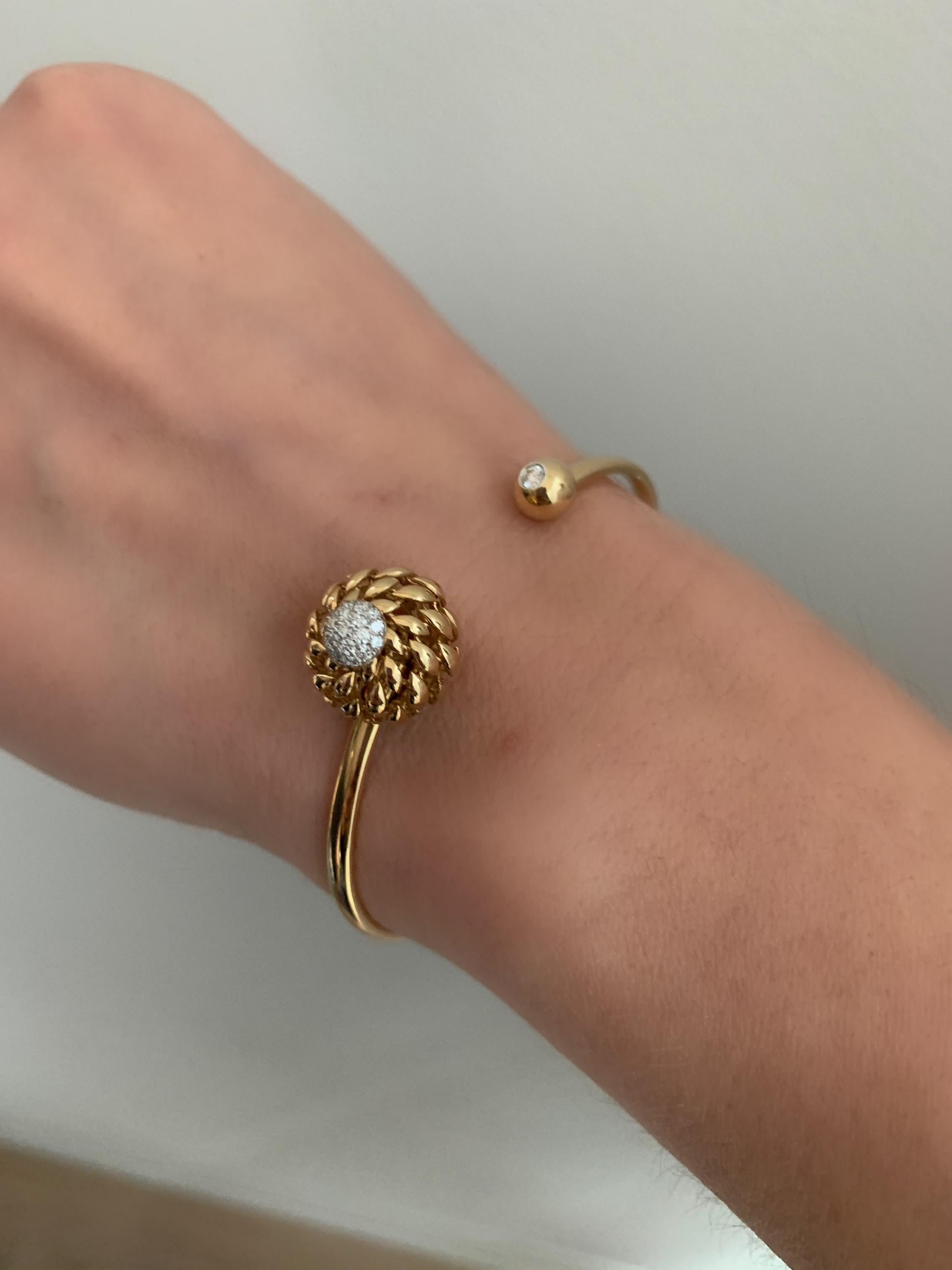 Round Cut Modern Gold Kinetic Flower Twist Diamond Flexible Bracelet Bangle For Sale