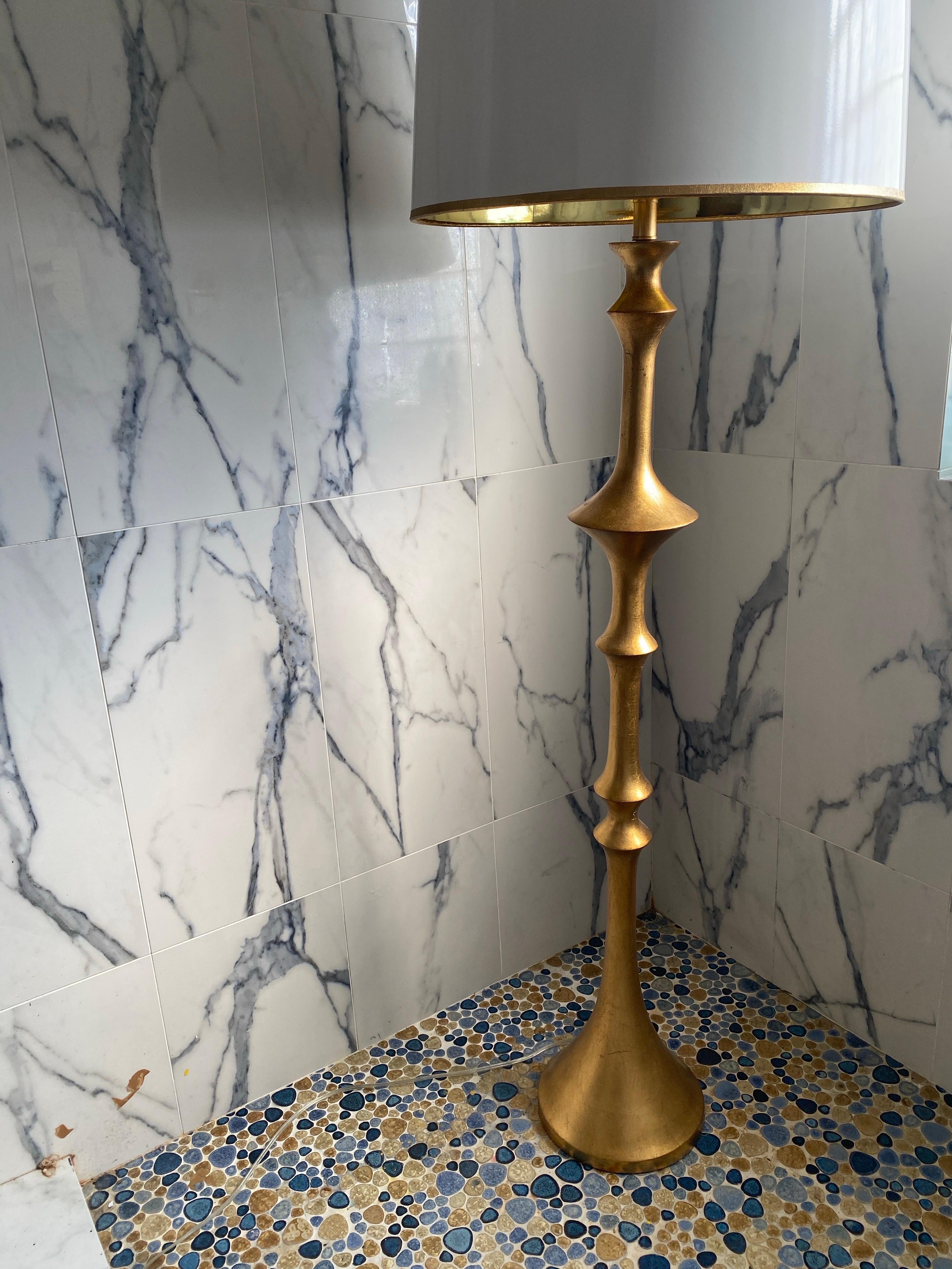Lampadaire moderne en feuille d'or avec abat-jour dans le style de Jean-Michel Frank en vente 7