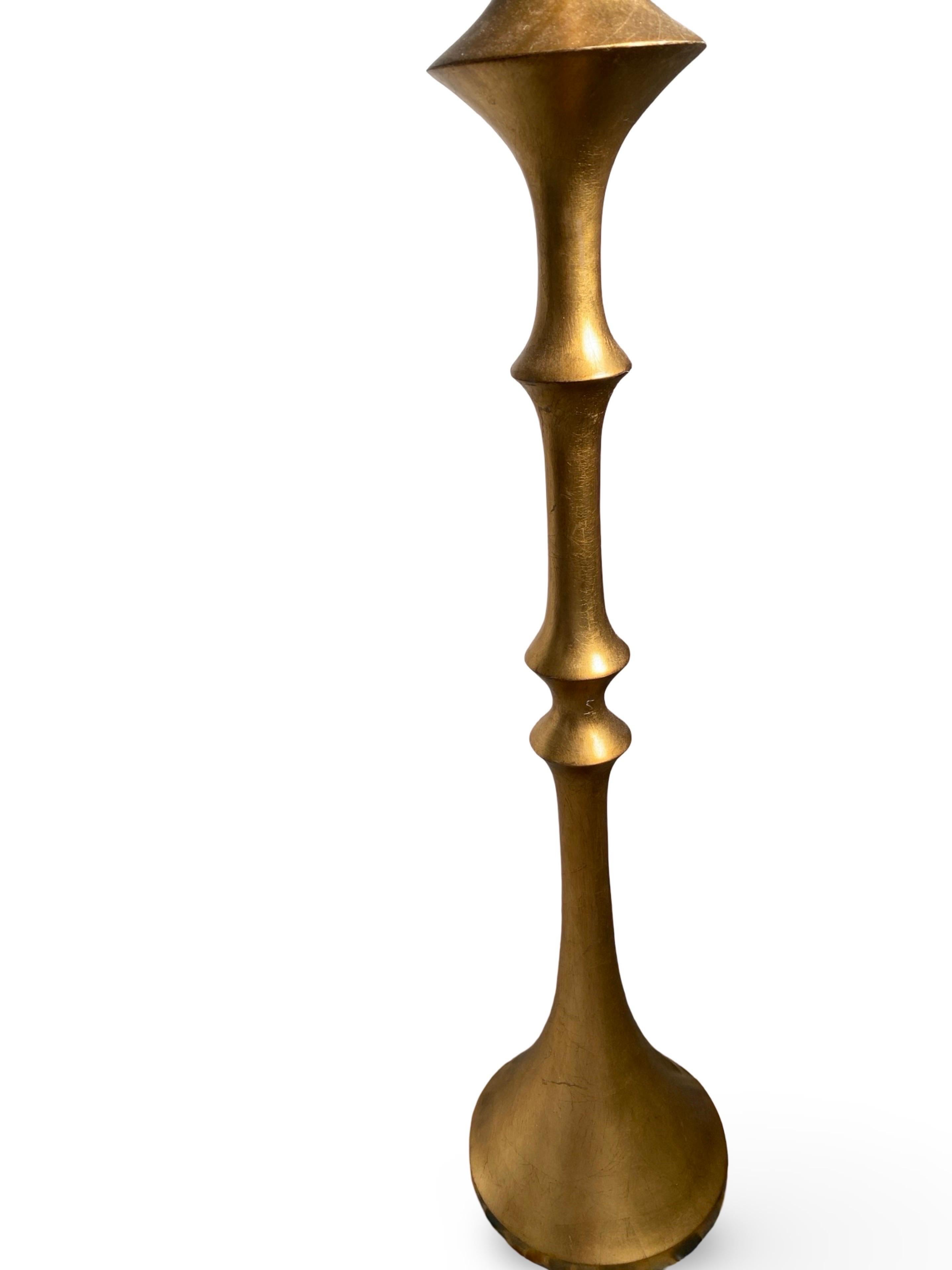 Si chic. Très proche du style de Jean-Michel Franks, ce lampadaire est livré avec son abat-jour d'origine. Papier haute brillance (laqué) avec doublure en or métallique. Les parties supérieure et inférieure de l'abat-jour sont également ornées de