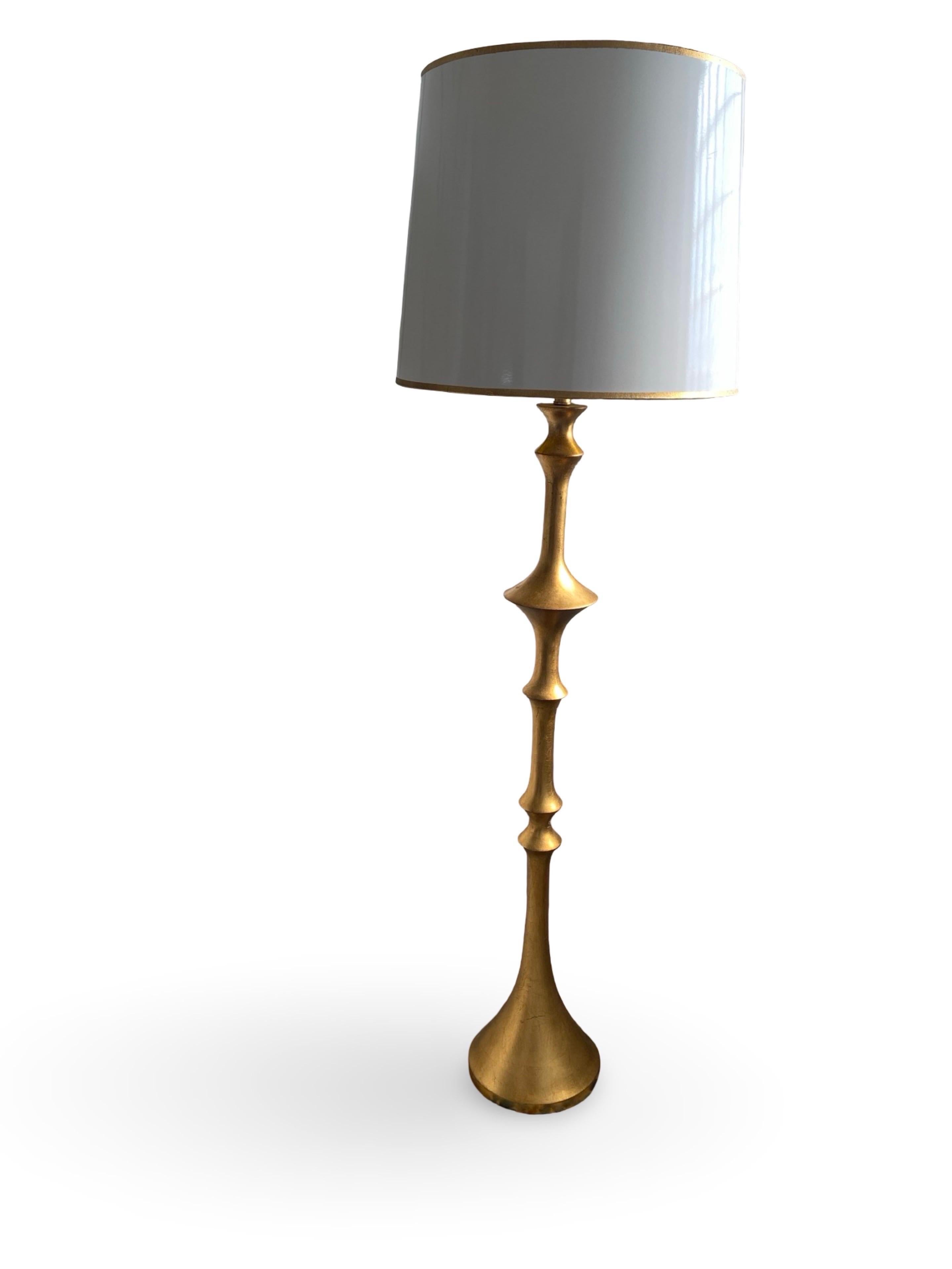 Moderne Lampadaire moderne en feuille d'or avec abat-jour dans le style de Jean-Michel Frank en vente