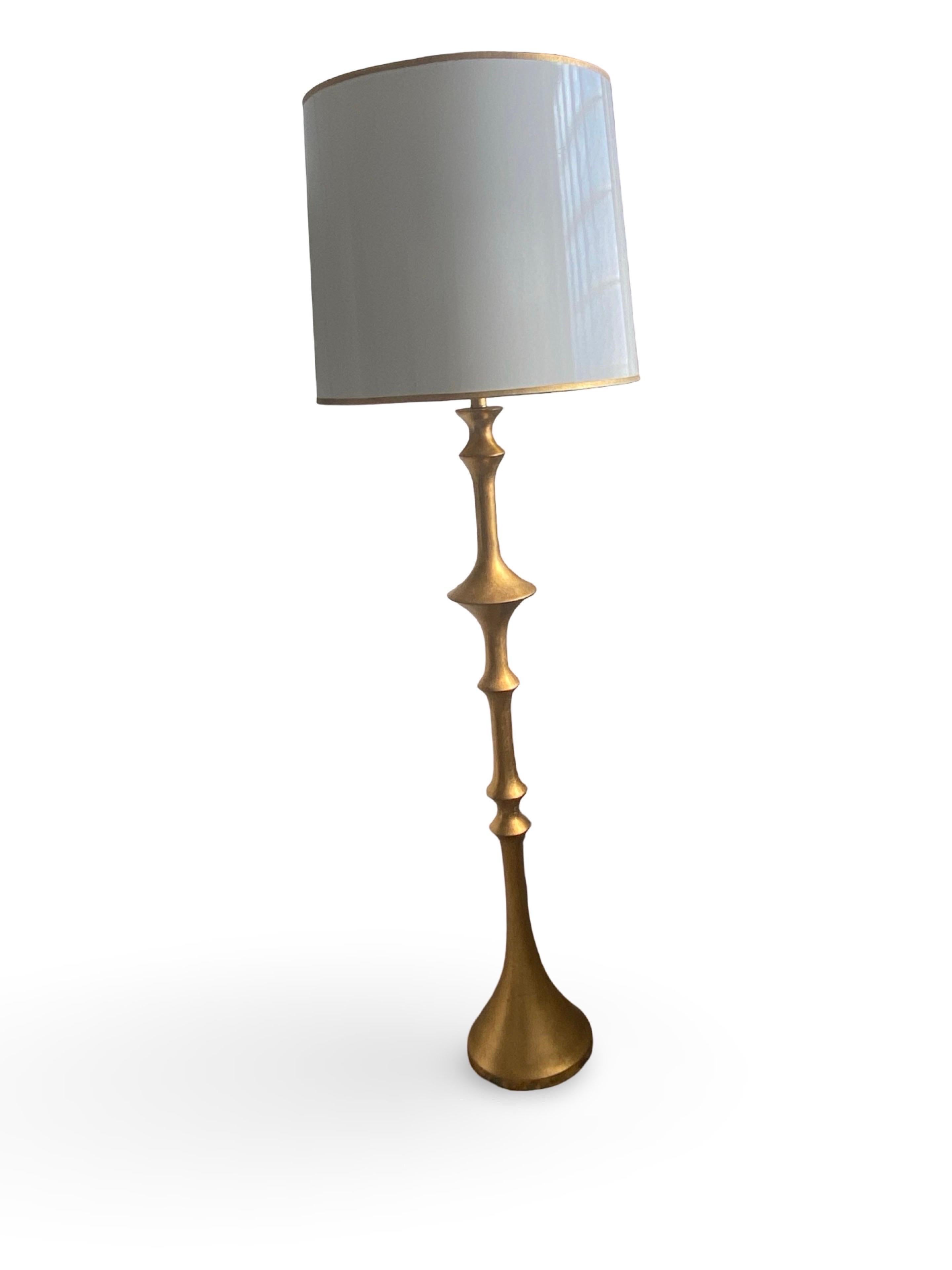 Inconnu Lampadaire moderne en feuille d'or avec abat-jour dans le style de Jean-Michel Frank en vente