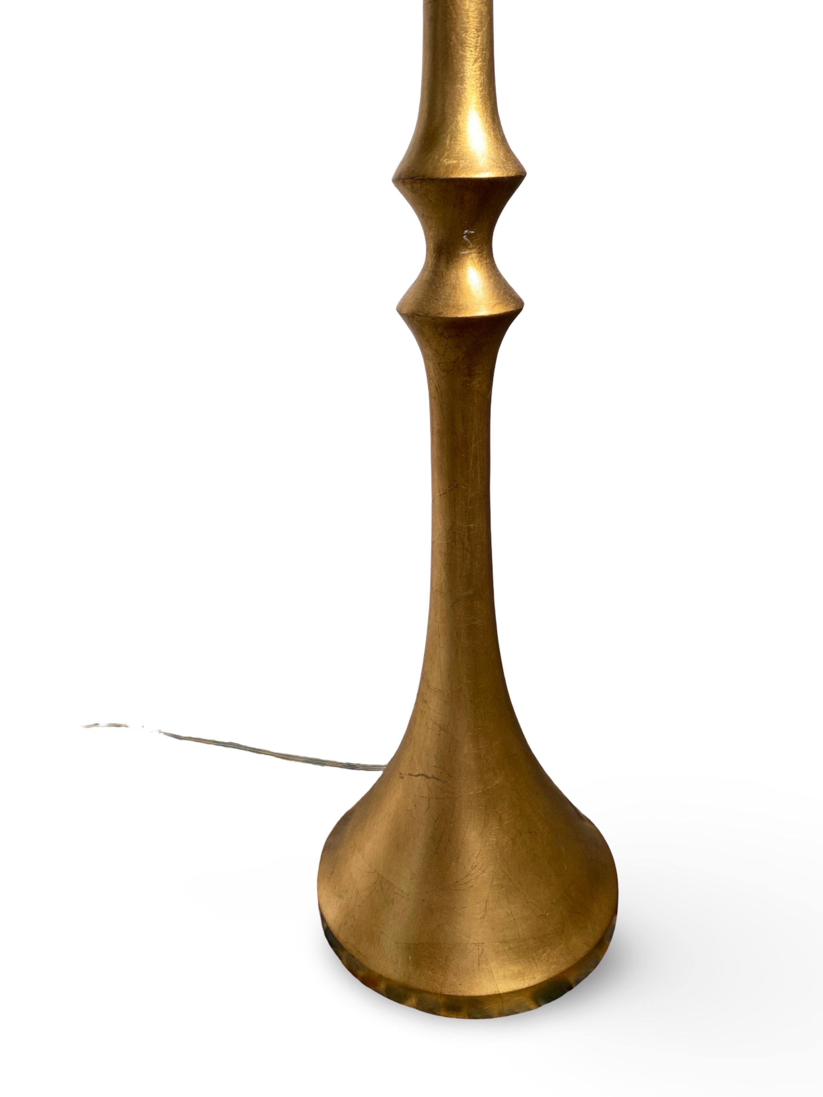 Lampadaire moderne en feuille d'or avec abat-jour dans le style de Jean-Michel Frank Bon état - En vente à Palm Springs, CA
