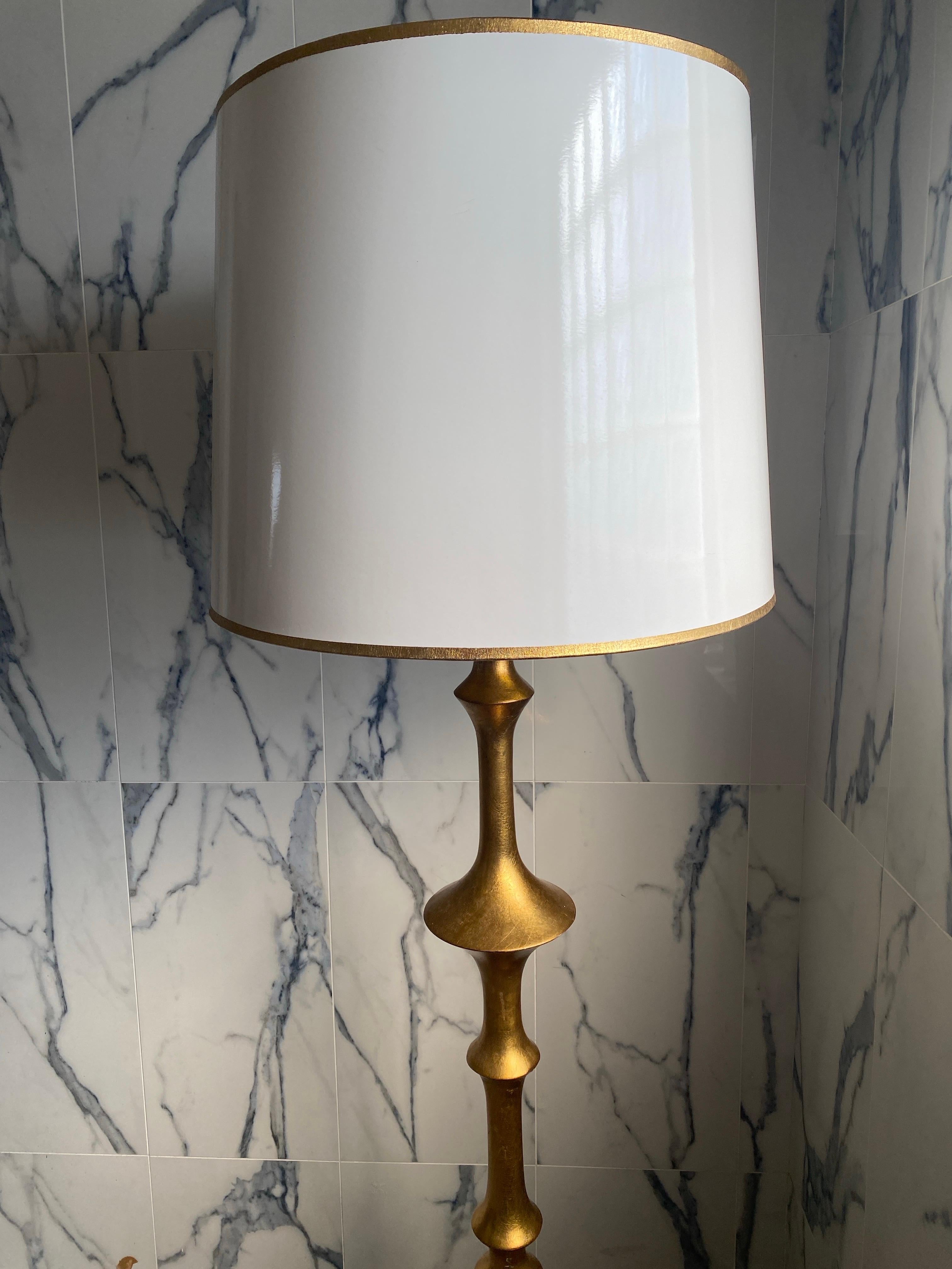 20ième siècle Lampadaire moderne en feuille d'or avec abat-jour dans le style de Jean-Michel Frank en vente