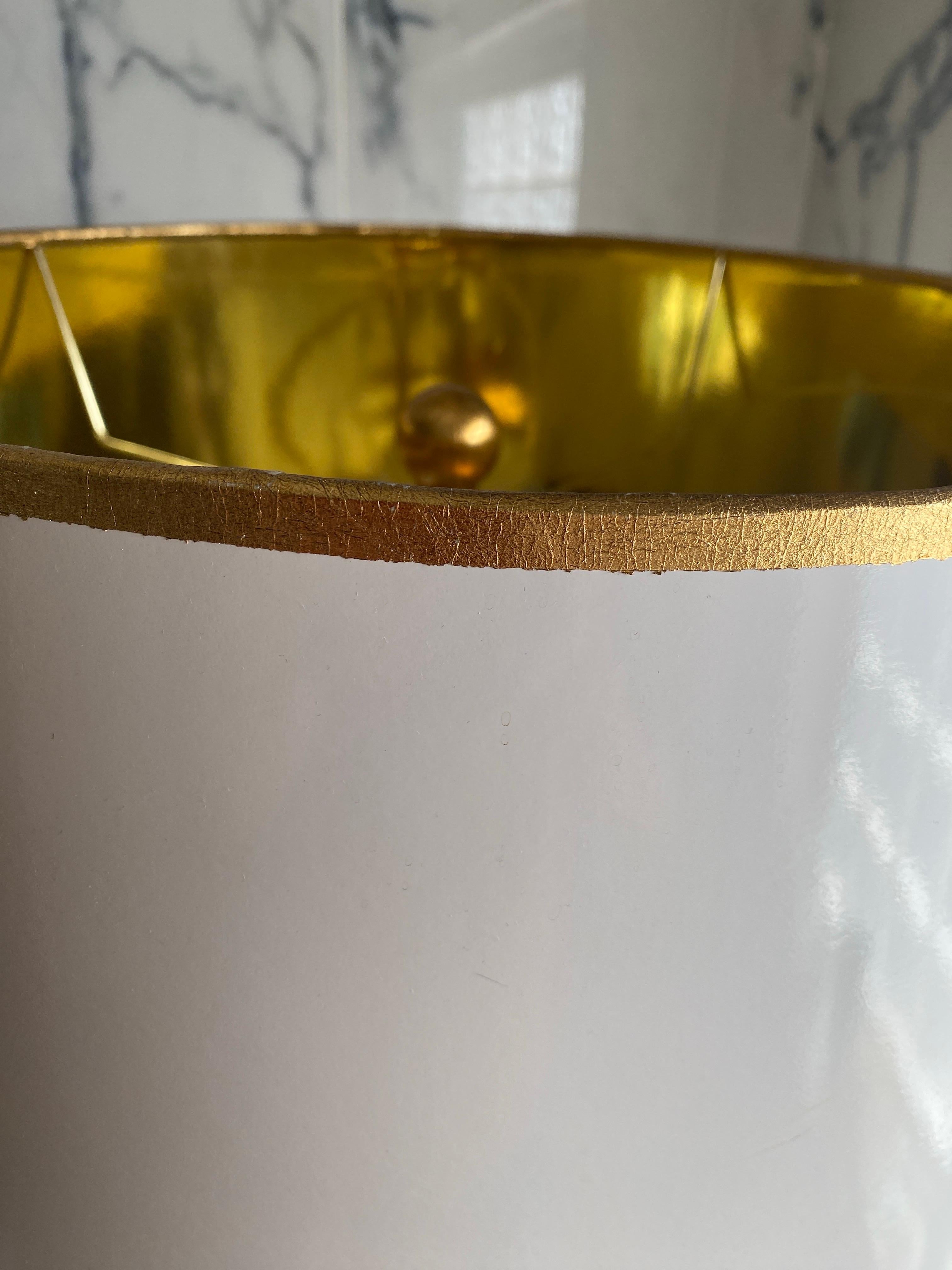 Feuille d'or Lampadaire moderne en feuille d'or avec abat-jour dans le style de Jean-Michel Frank en vente