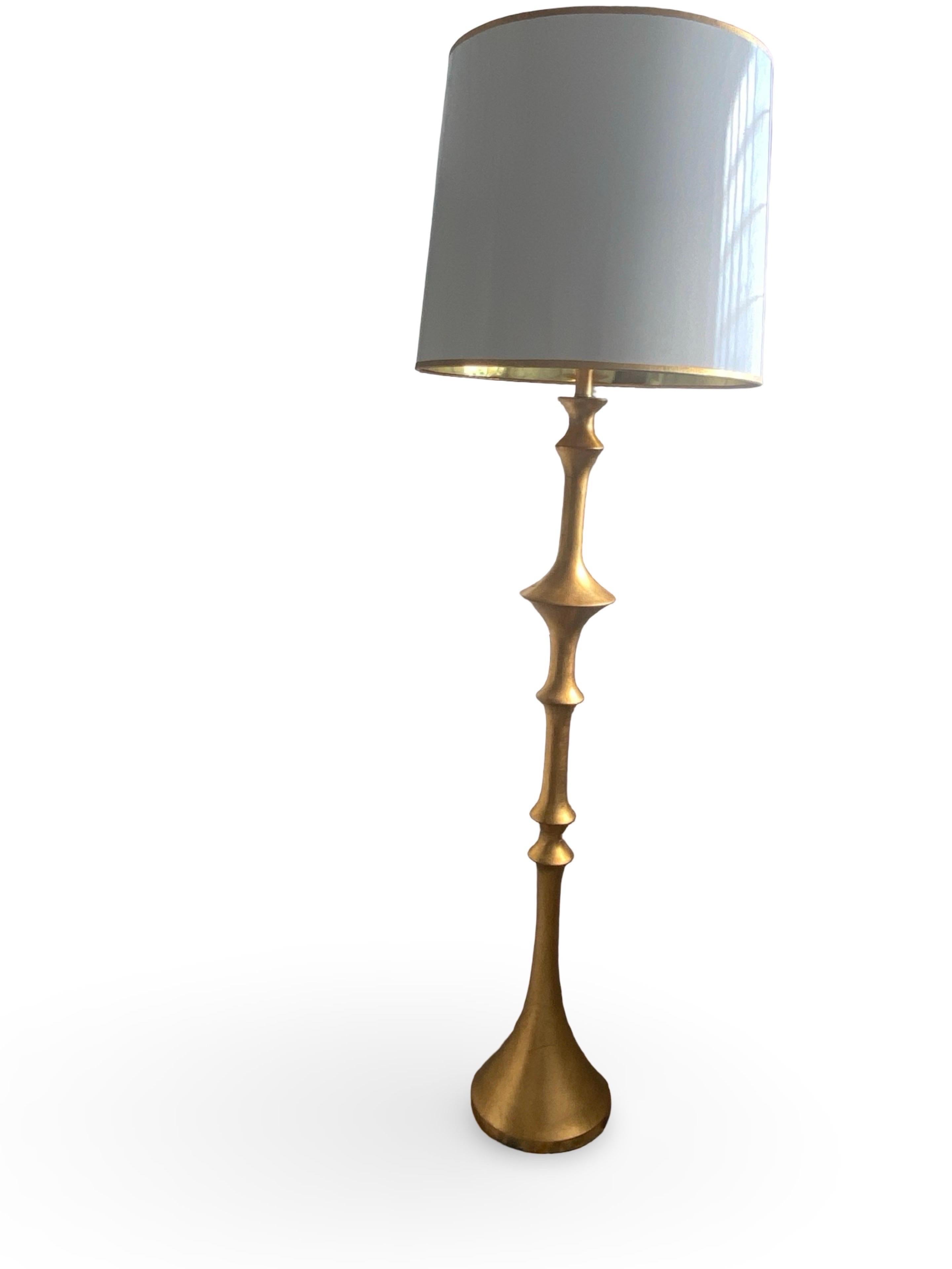 Lampadaire moderne en feuille d'or avec abat-jour dans le style de Jean-Michel Frank en vente 1