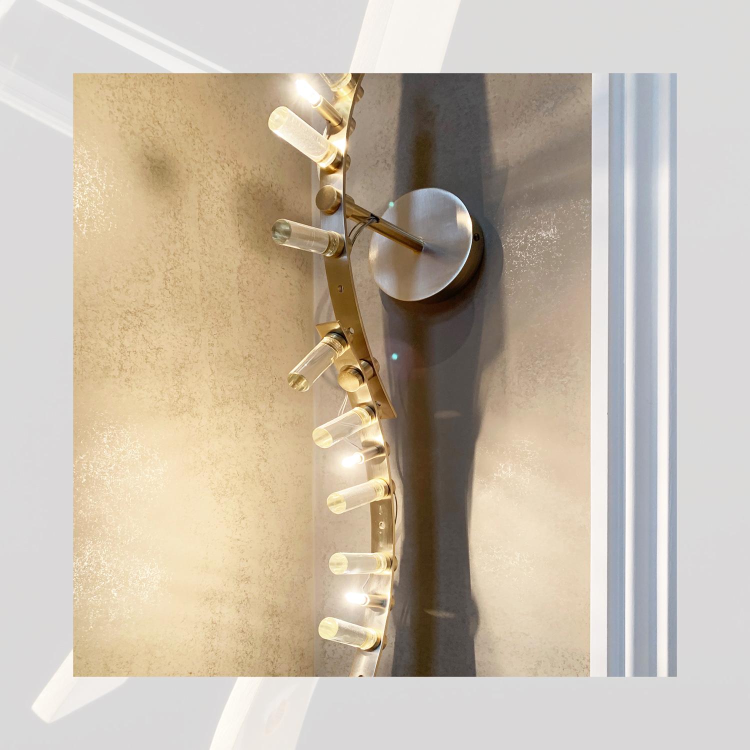 Baroncelli, Italy - Set of 7 gold and glass wall lights.

Illuminate your room with the elegant and artistic 'Flexus Fosco' wall lights by Baroncelli, Italy.

Bring a touch of contemporary glamour to your home with the stunning 'Flexus Fosco' wall