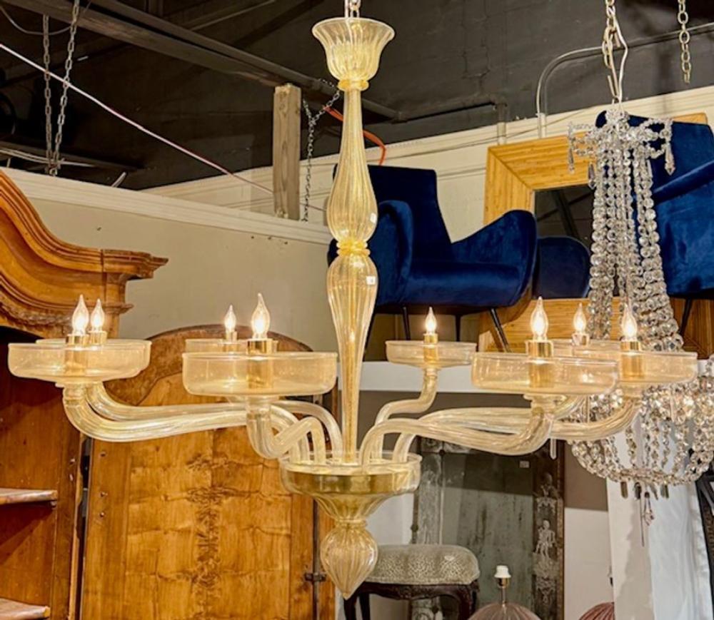 Lampadario decorativo moderno in vetro di Murano color oro con 8 bracci.  Un apparecchio incantevole che ha un impatto impressionante. 
40w x 35h