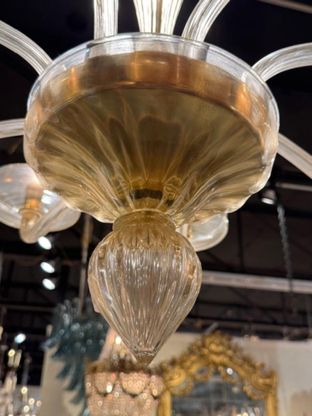 Vetro di Murano Lampadario moderno in vetro di Murano color oro con 8 bracci in vendita