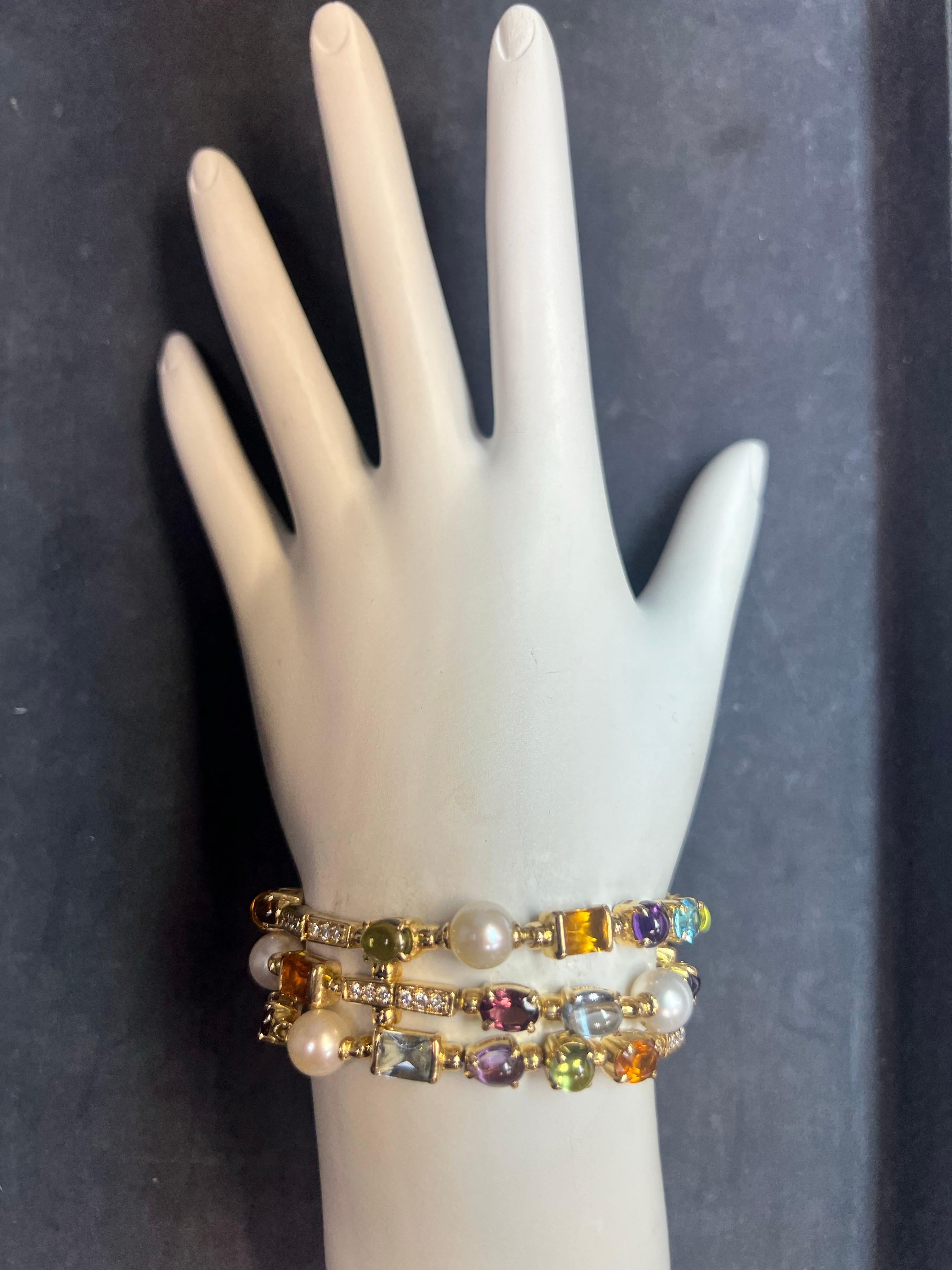 Pulsera de tres vueltas de oro moderno con diamantes naturales y cabujones multicolores

Una magnífica pulsera de tres vueltas de oro amarillo de 18 quilates, multicolor natural y diamantes. La pulsera está engastada con 48 diamantes brillantes