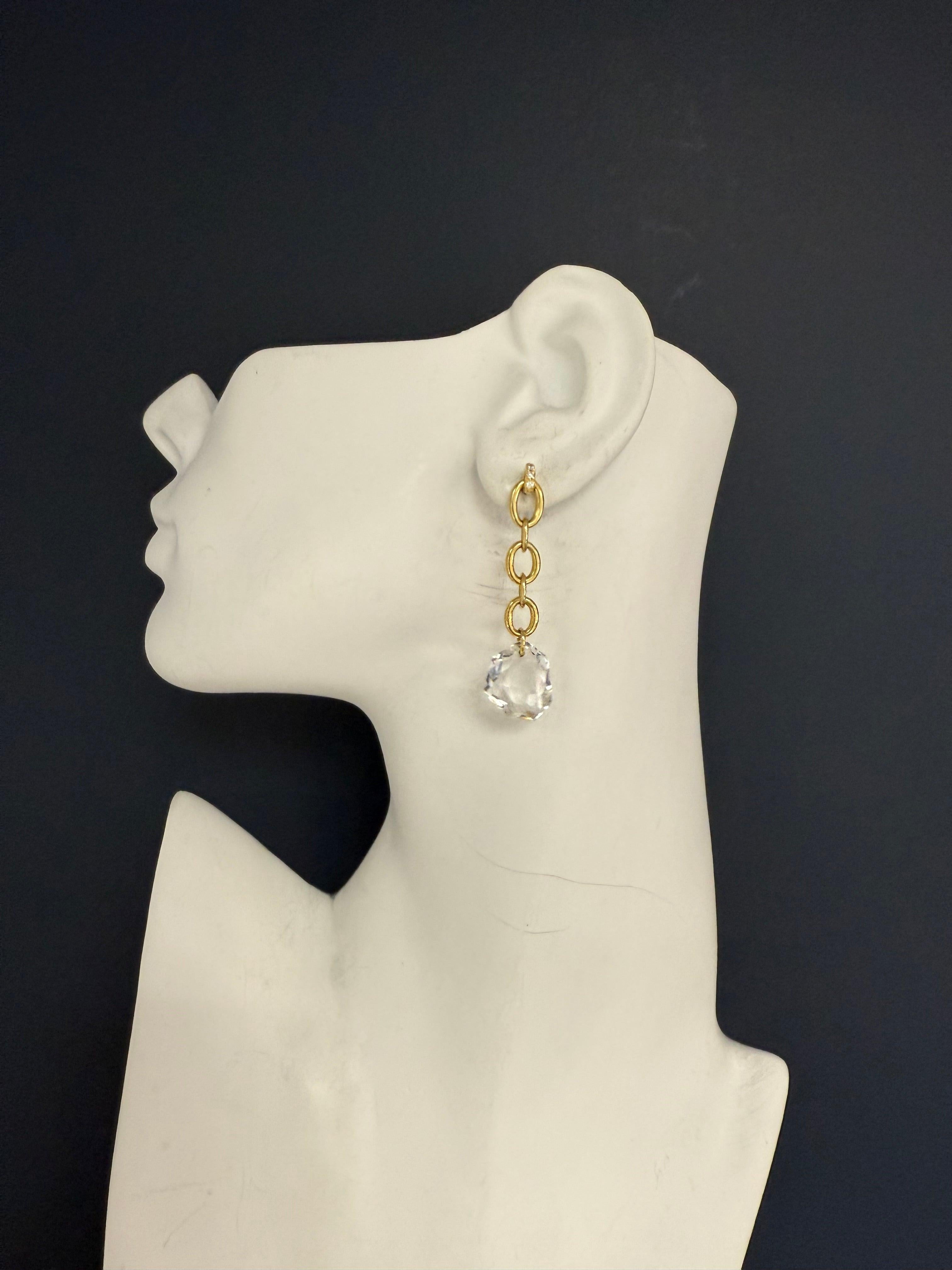Besetzt mit sechs natürlichen runden Brillanten im Vollschliff mit einem Gewicht von ca. 0,06 Karat und zwei facettierten Bergkristallen von ca. 13 x 16 mm. Das Gesamtgewicht der Ohrringe (einschließlich der Goldfassungen von H. Stern) beträgt 12,6