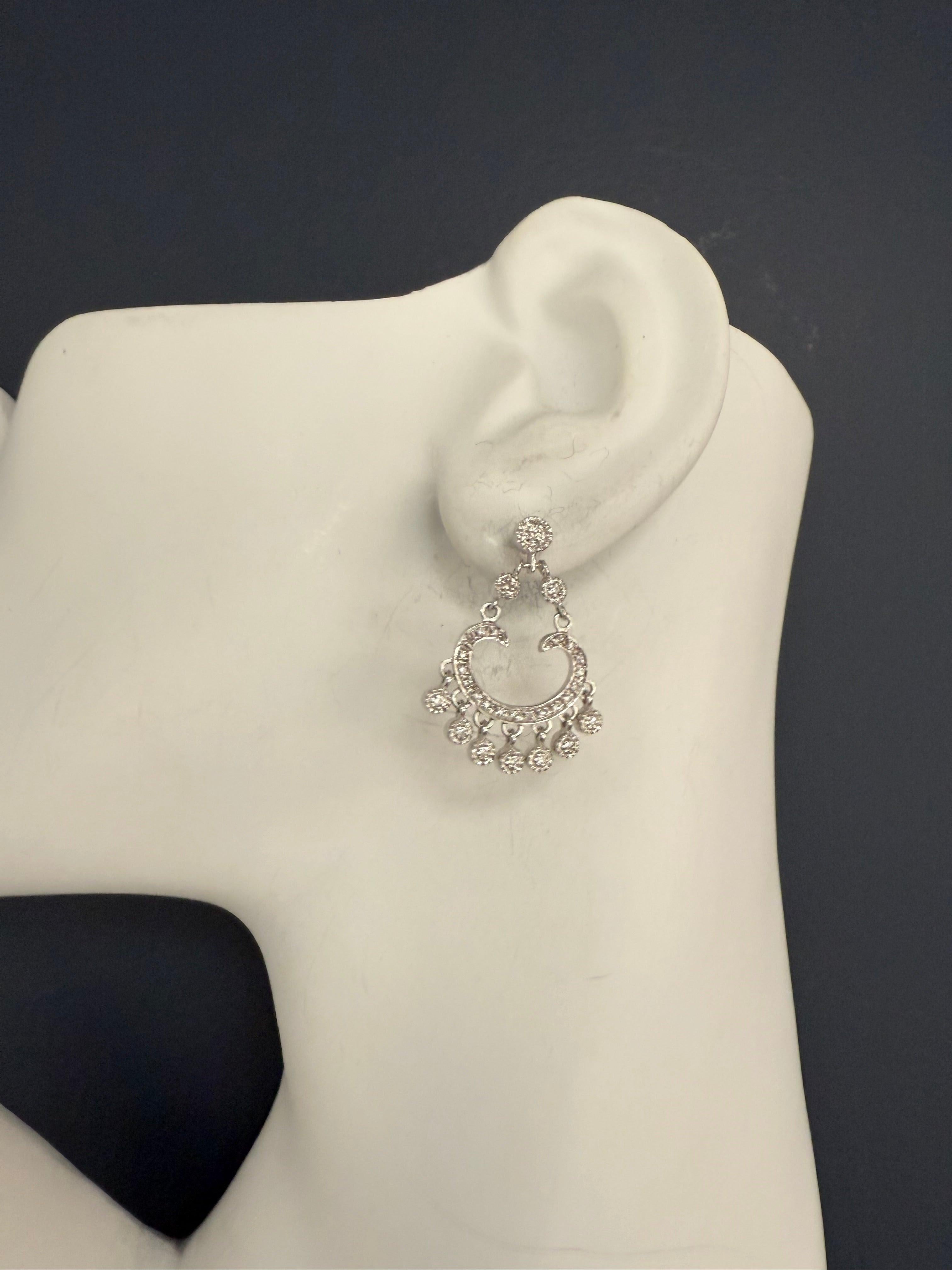 Moderne Ohrringe aus 14 Karat Weißgold, besetzt mit ca. 60 natürlichen Diamanten im Einzelschliff von insgesamt ca. 0,45 Karat. Die Ohrringe wiegen insgesamt 6 Gramm und messen etwas mehr als 1 Zoll in der Länge und etwas weniger als 1 Zoll in der