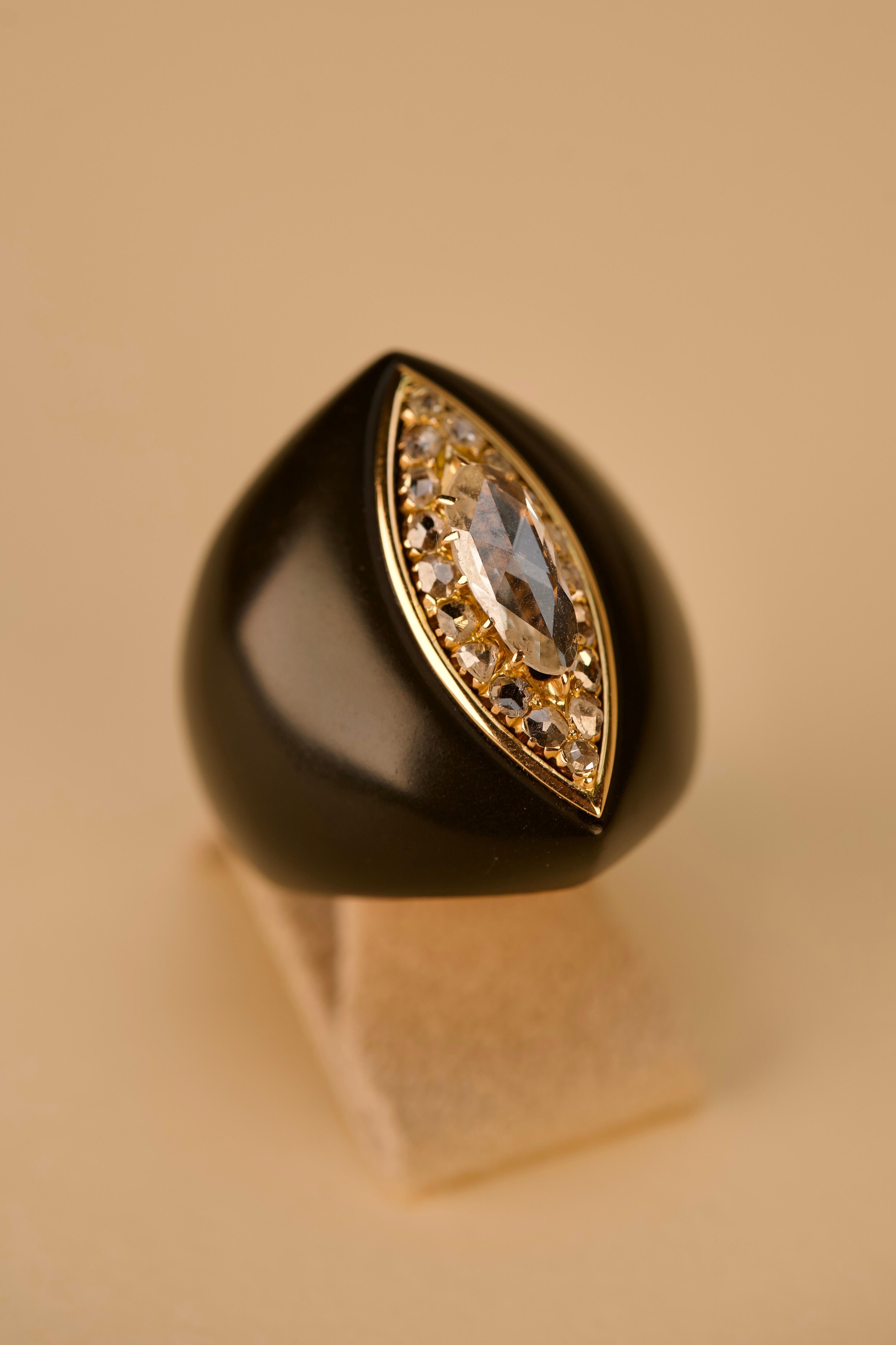 Taglio brillante Anello moderno in oro con diamante ed ebanite in vendita