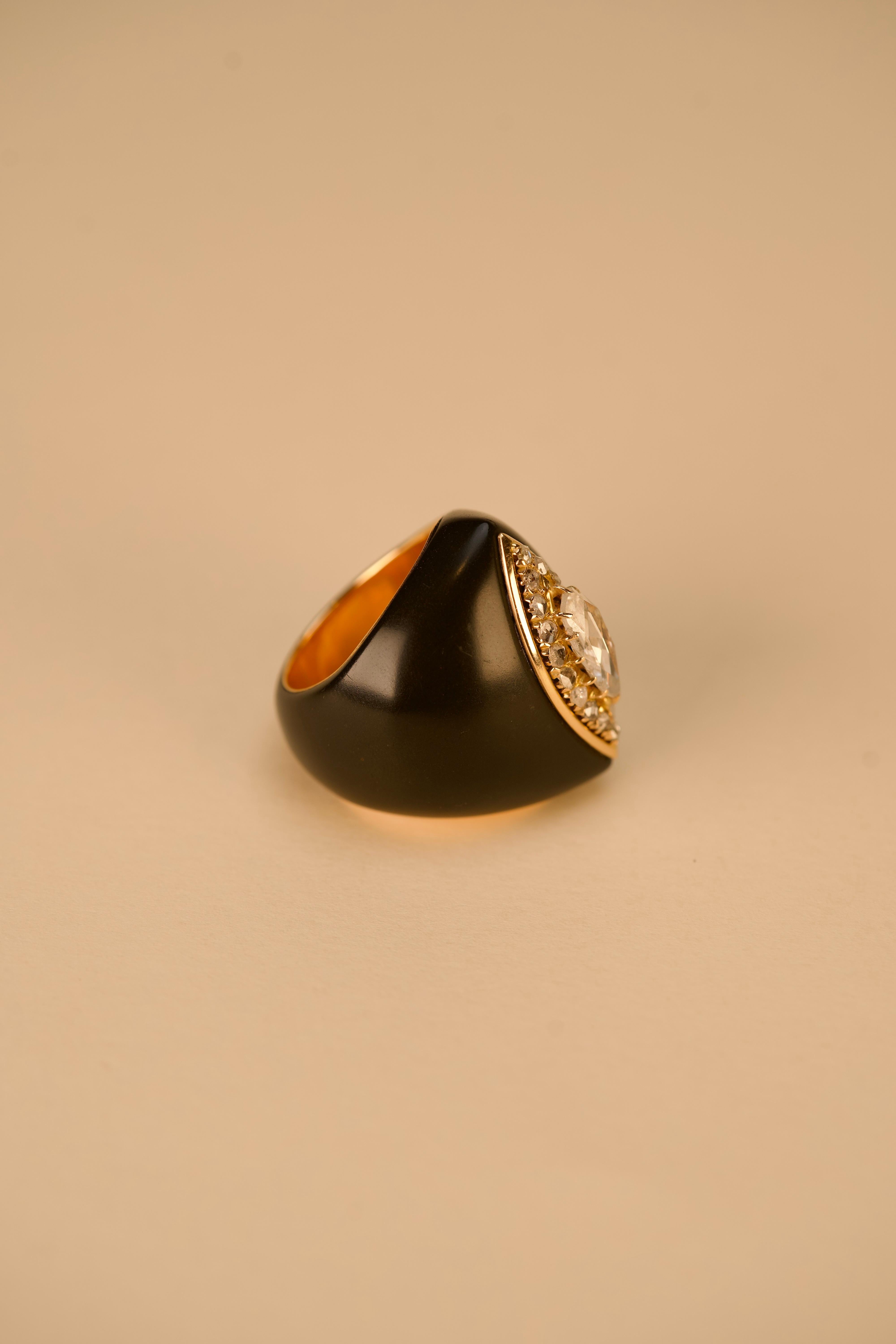 Anello moderno in oro con diamante ed ebanite In condizioni ottime in vendita a Lisboa, PT