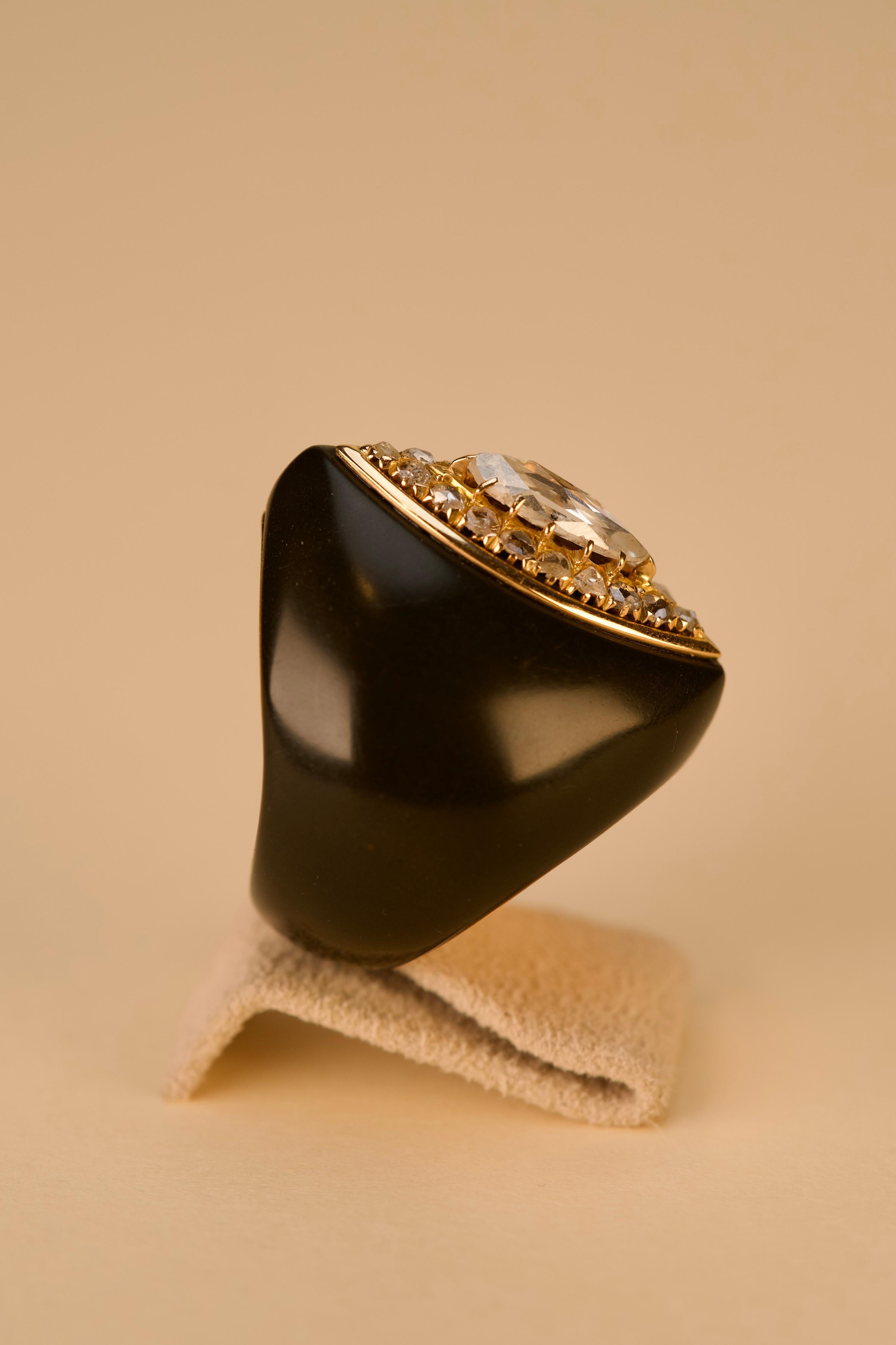 Contemporaneo Anello moderno in oro con diamante ed ebanite in vendita