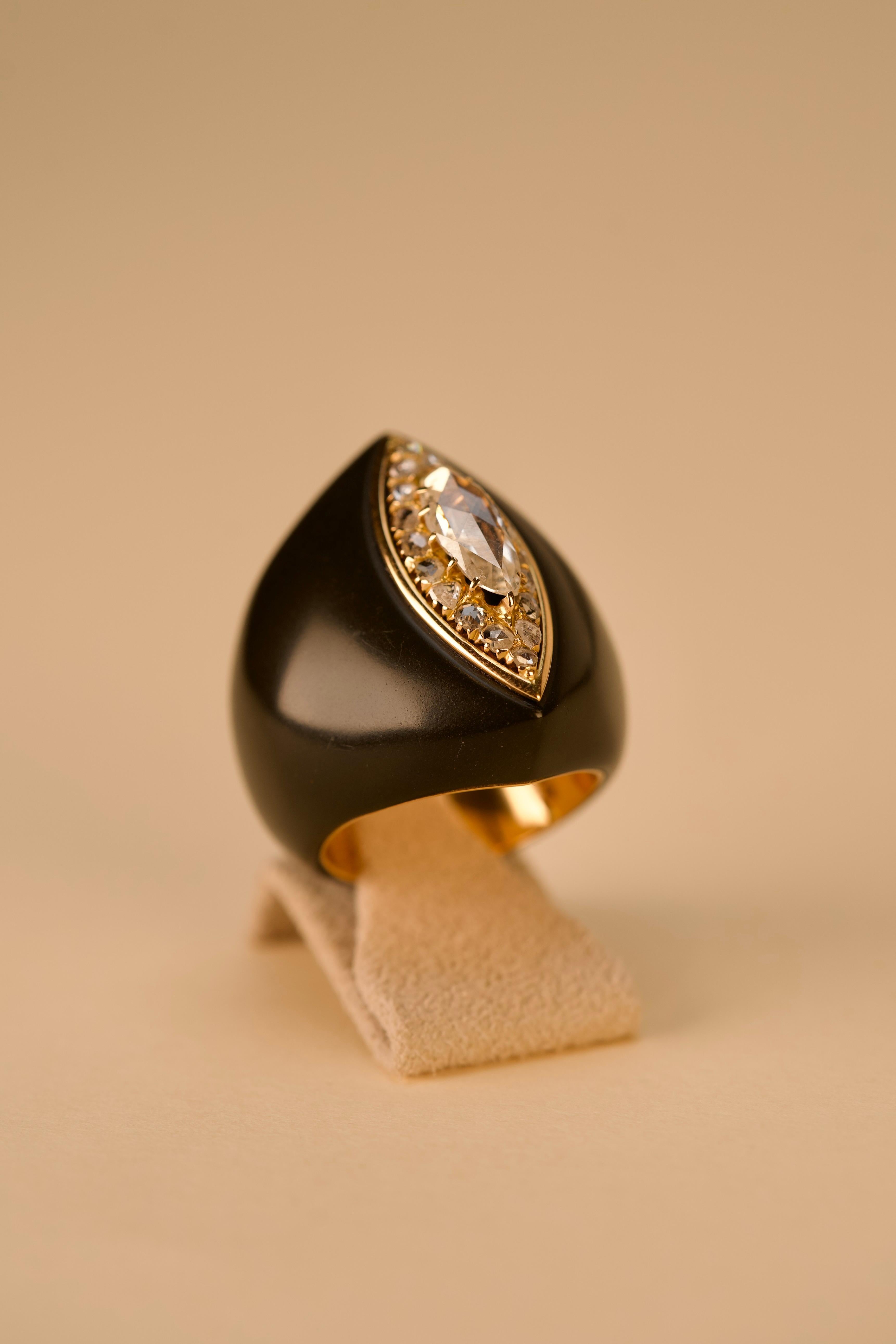 Anello in oro rosa 19.2kt - 800‰  sito in ebanite con  diamante taglio 1,50ct circa circondato da 18 diamanti. Non regolabile.