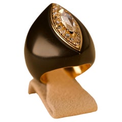 Bague moderne en or avec diamant et ébonite