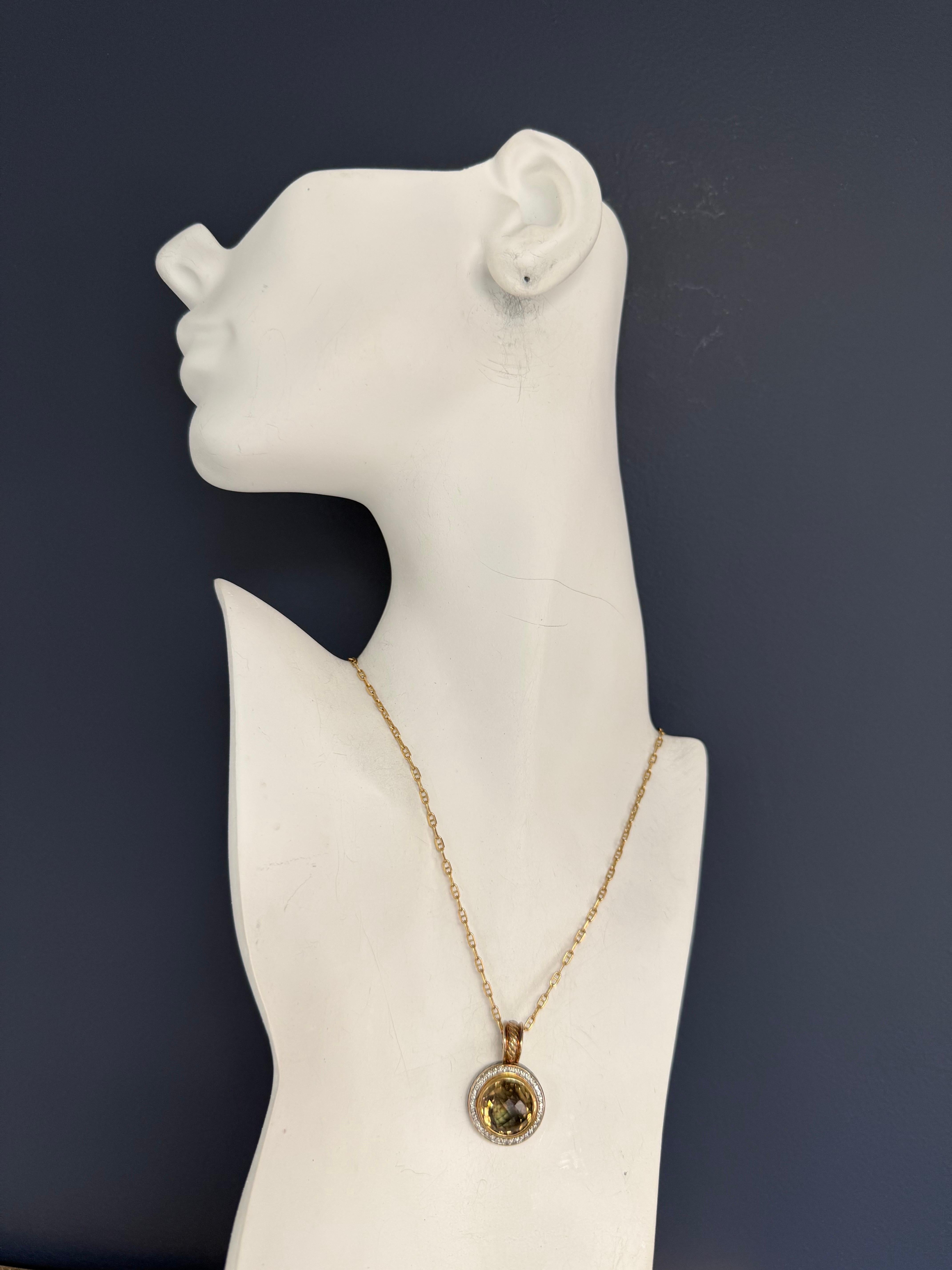 Pendentif moderne David Yurman réalisé en or jaune 18 carats et en argent sterling, présentant une topaze fumée naturelle au centre, rehaussée d'un diamant rond incolore de taille brillant d'un poids approximatif de 0,40 carat. Le pendentif mesure