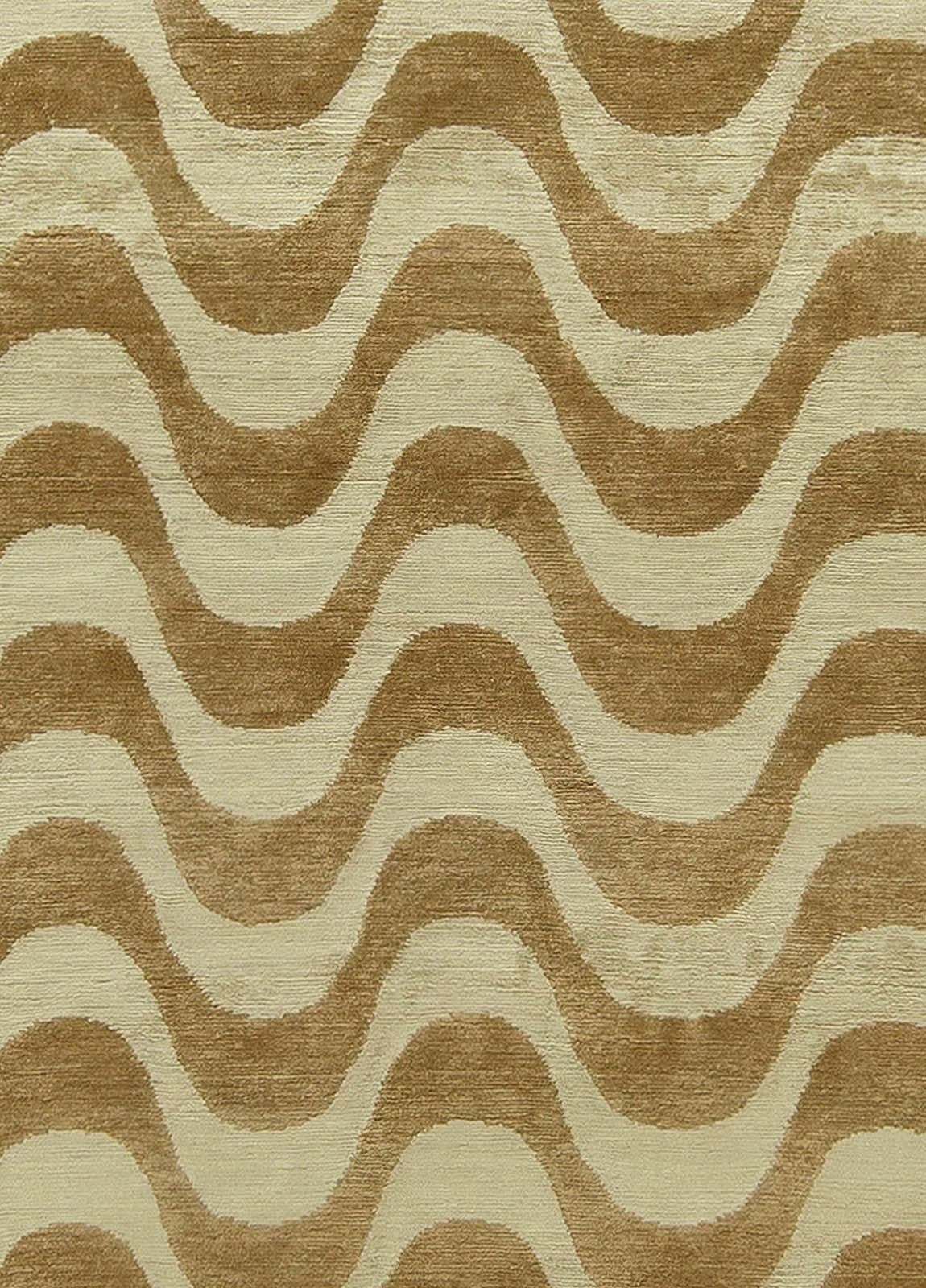Tappeto contemporaneo con design a onde dorate realizzato a mano in lana e seta da Doris Leslie Blau.
Dimensioni: 9'0