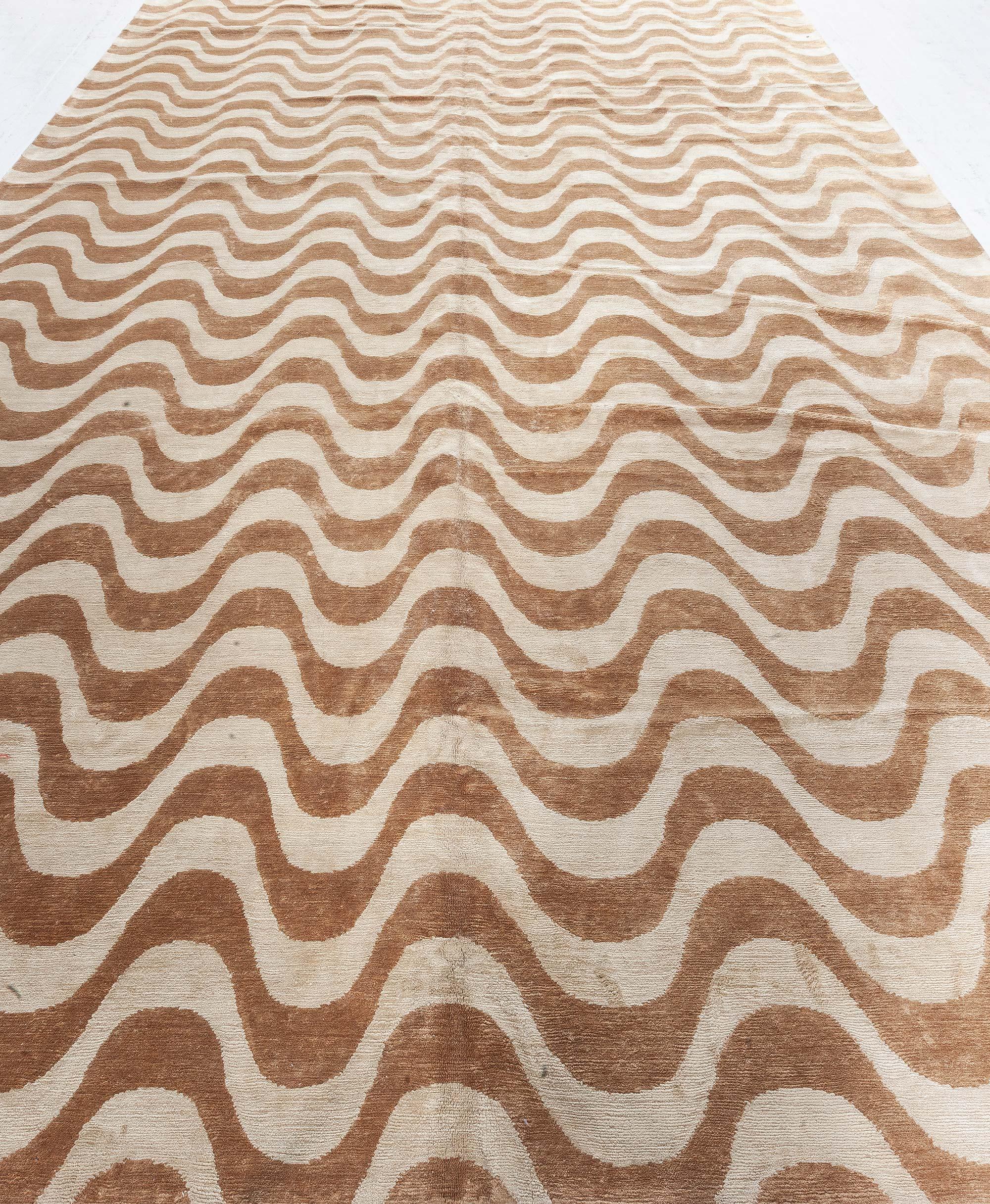 Tappeto contemporaneo con design a onde dorate realizzato a mano in lana e seta da Doris Leslie Blau.
Dimensioni: 9'0