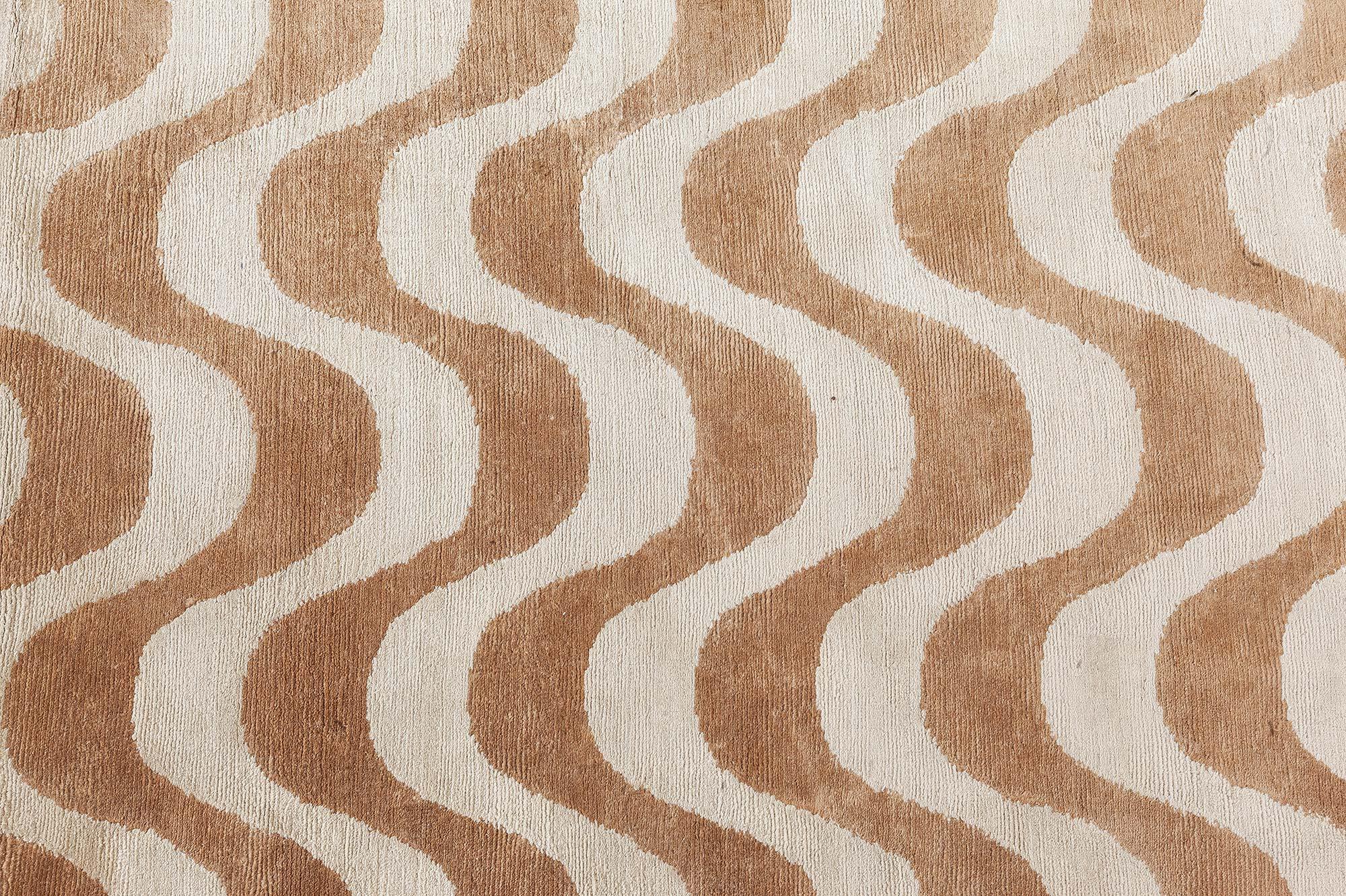 Moderno Tappeto moderno Gold Waves Design fatto a mano in lana e seta di Doris Leslie Blau in vendita