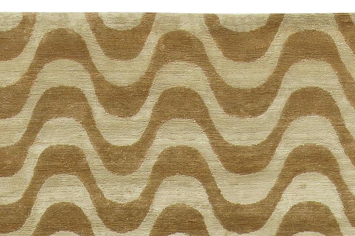 Tibetano Tappeto moderno Gold Waves Design fatto a mano in lana e seta di Doris Leslie Blau in vendita