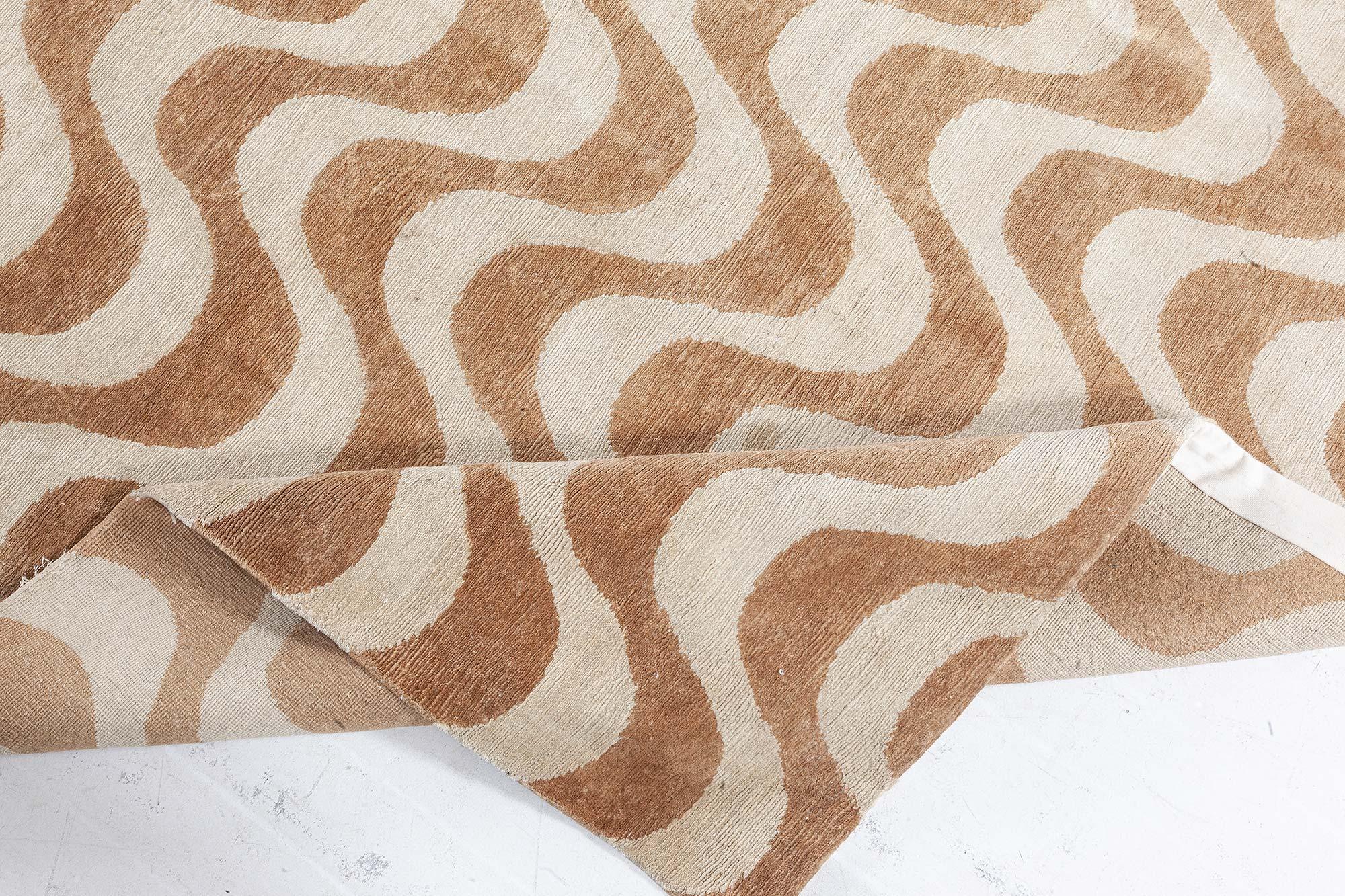 Tibetano Tappeto moderno Gold Waves Design fatto a mano in lana e seta di Doris Leslie Blau in vendita