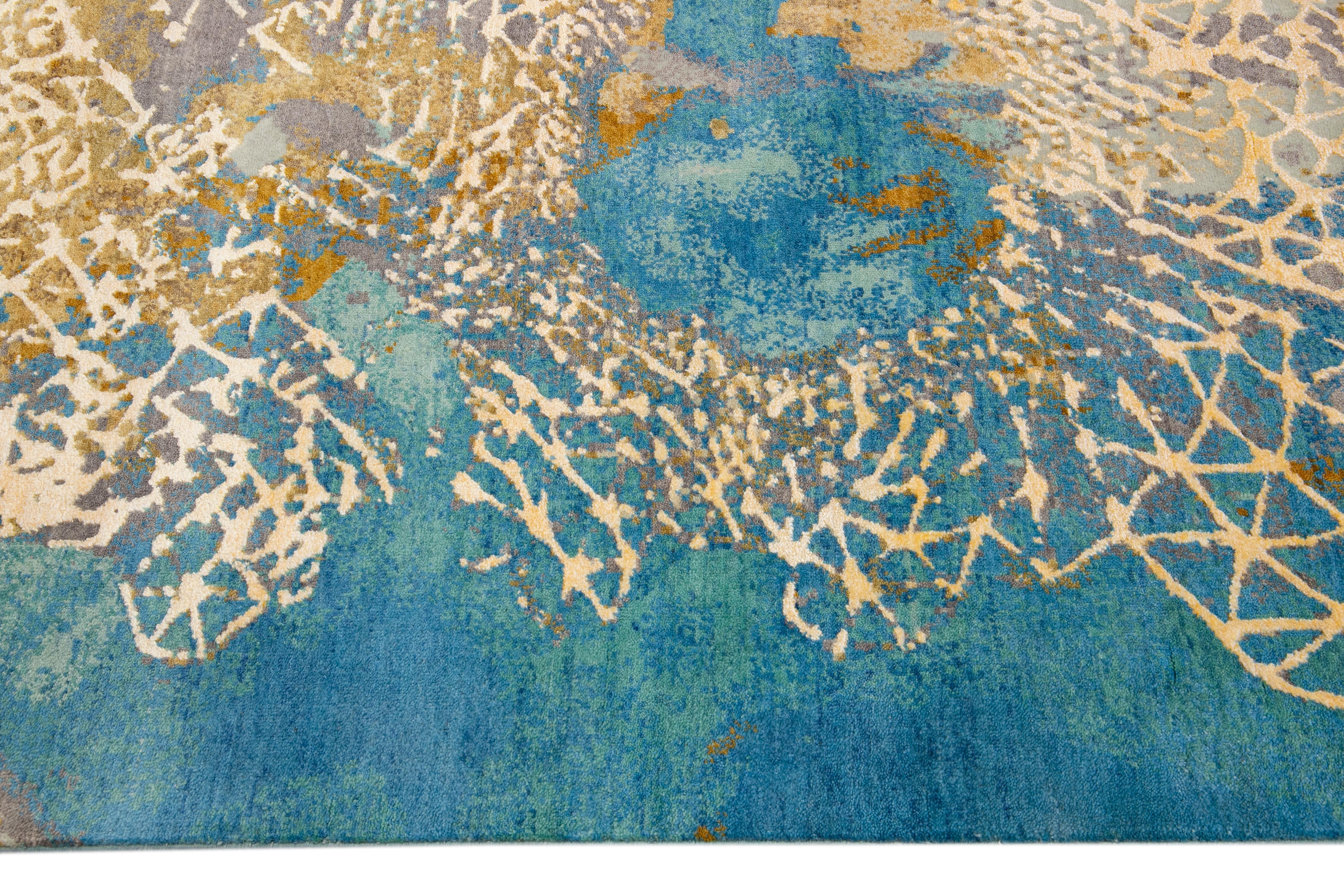 Moderner, abstrakter, indischer, handgefertigter Teppich aus Wolle und Seide in Gold und Blau im Angebot 1