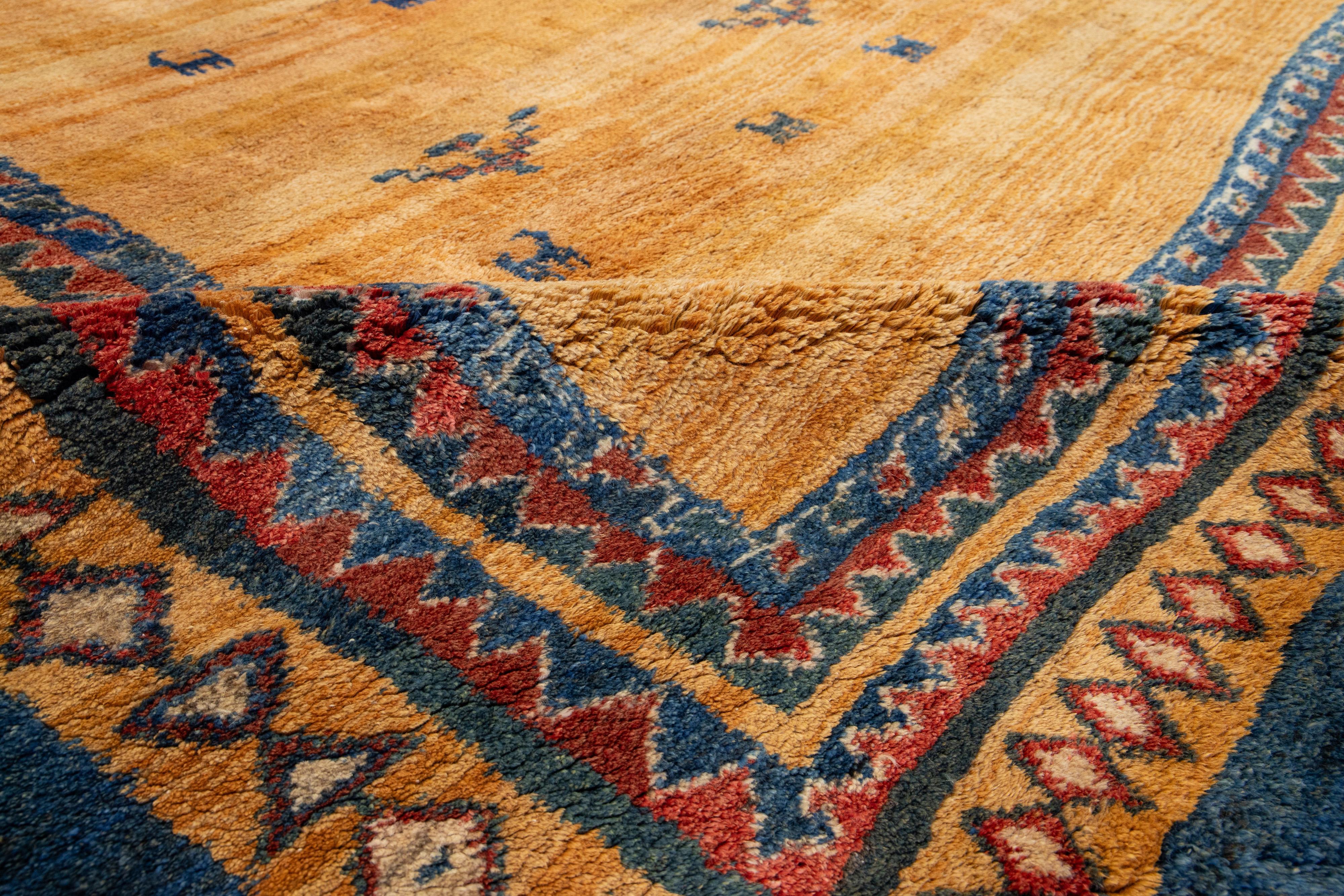 Moderner Goldenrod Persischer Gabbeh-Wollteppich mit geometrischem Muster im Angebot 4