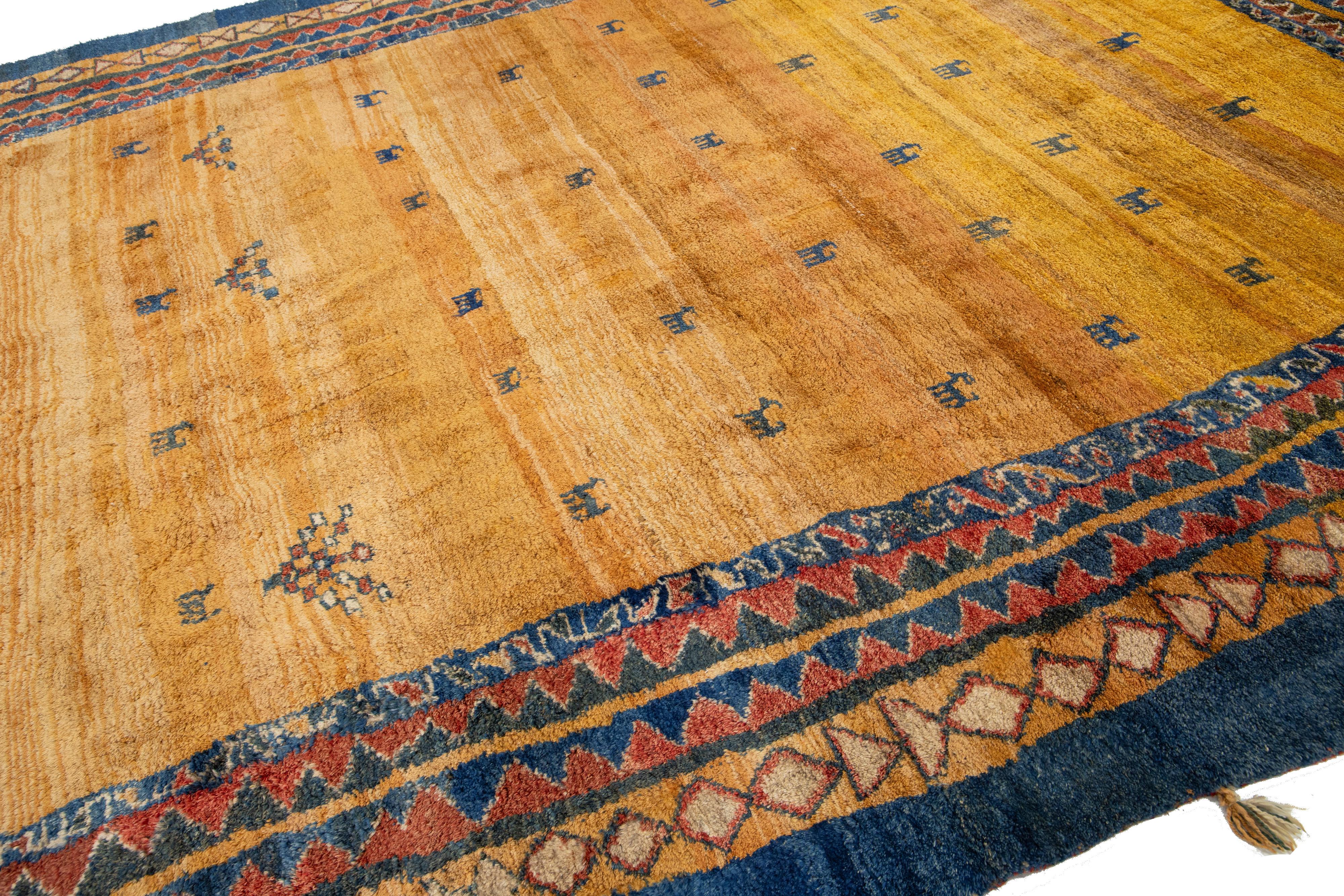 Moderner Goldenrod Persischer Gabbeh-Wollteppich mit geometrischem Muster im Zustand „Neu“ im Angebot in Norwalk, CT