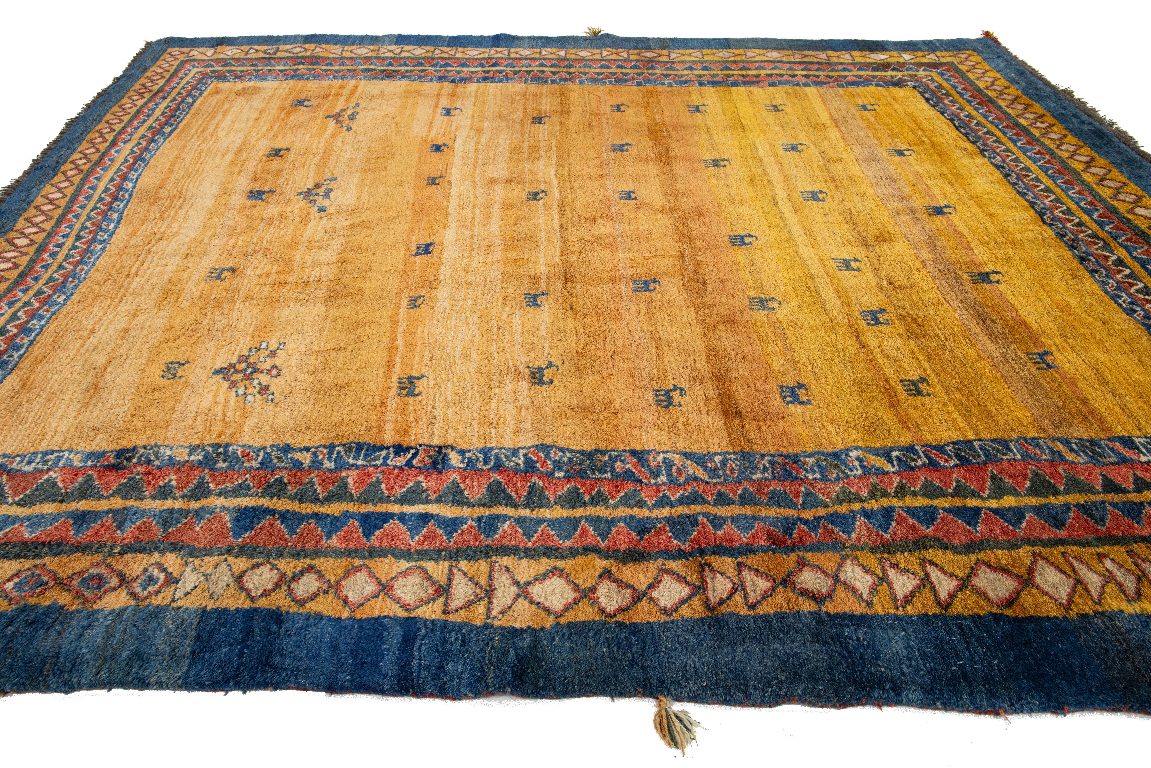 Moderner Goldenrod Persischer Gabbeh-Wollteppich mit geometrischem Muster (Wolle) im Angebot