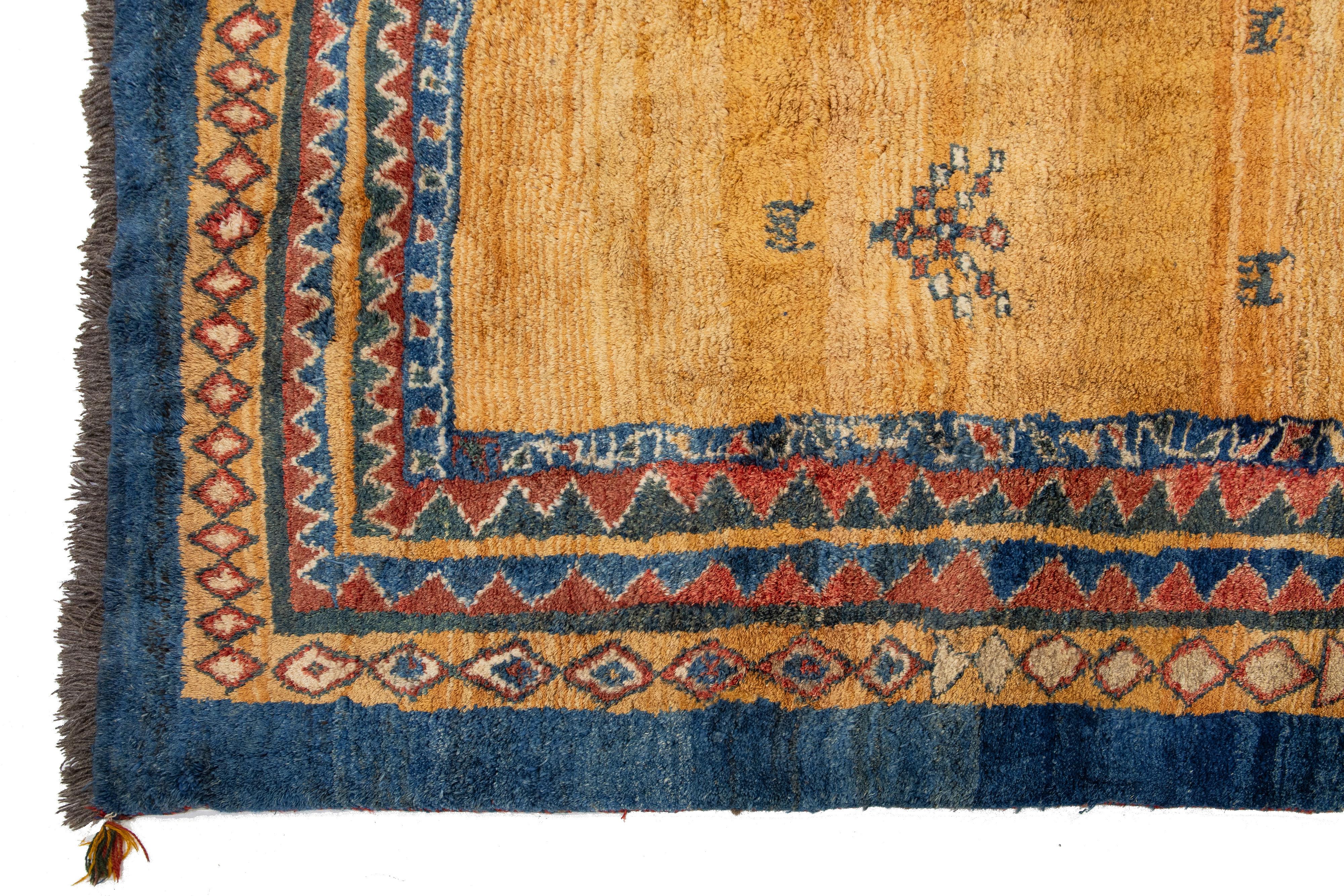 Moderner Goldenrod Persischer Gabbeh-Wollteppich mit geometrischem Muster im Angebot 1