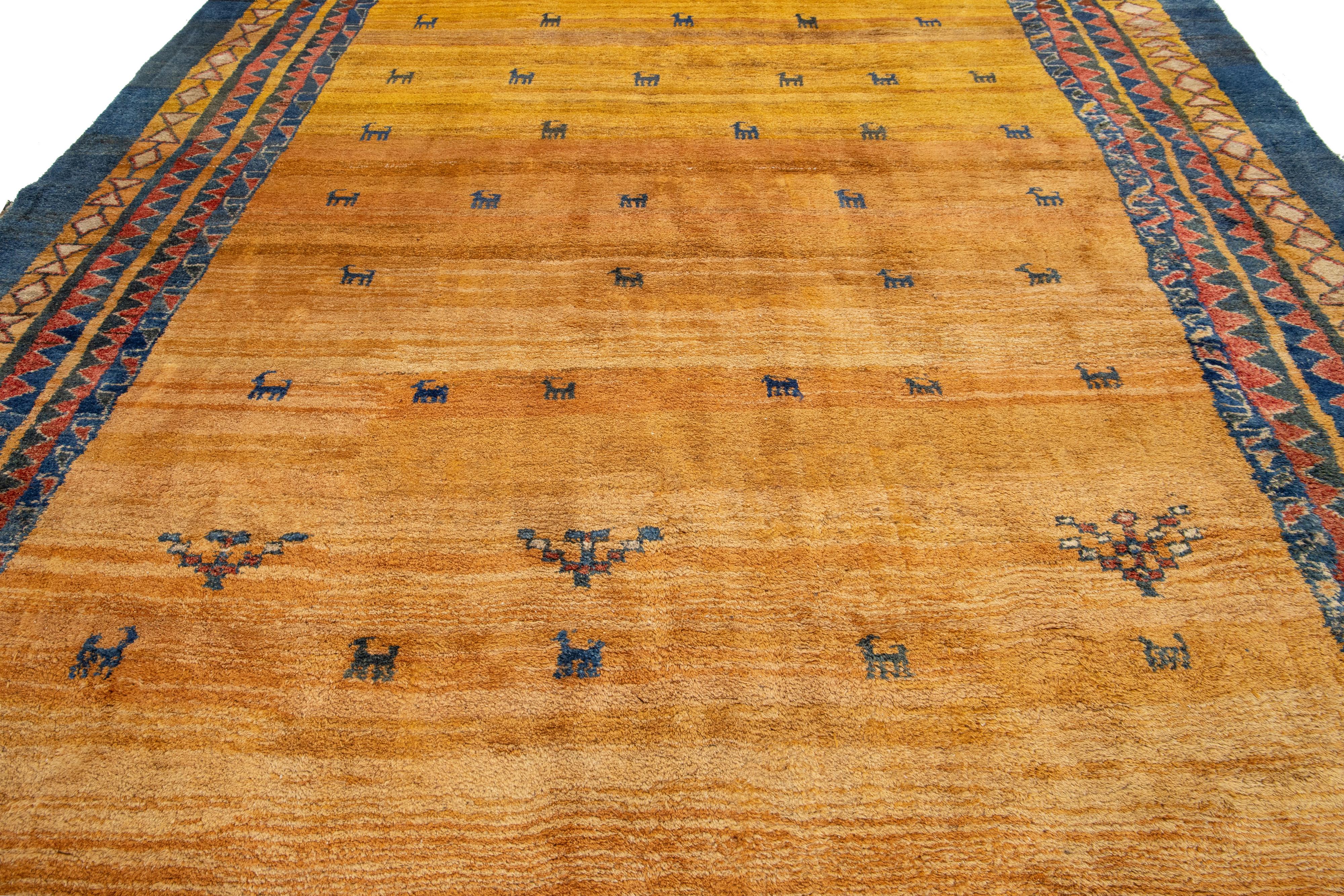 Moderner Goldenrod Persischer Gabbeh-Wollteppich mit geometrischem Muster im Angebot 2