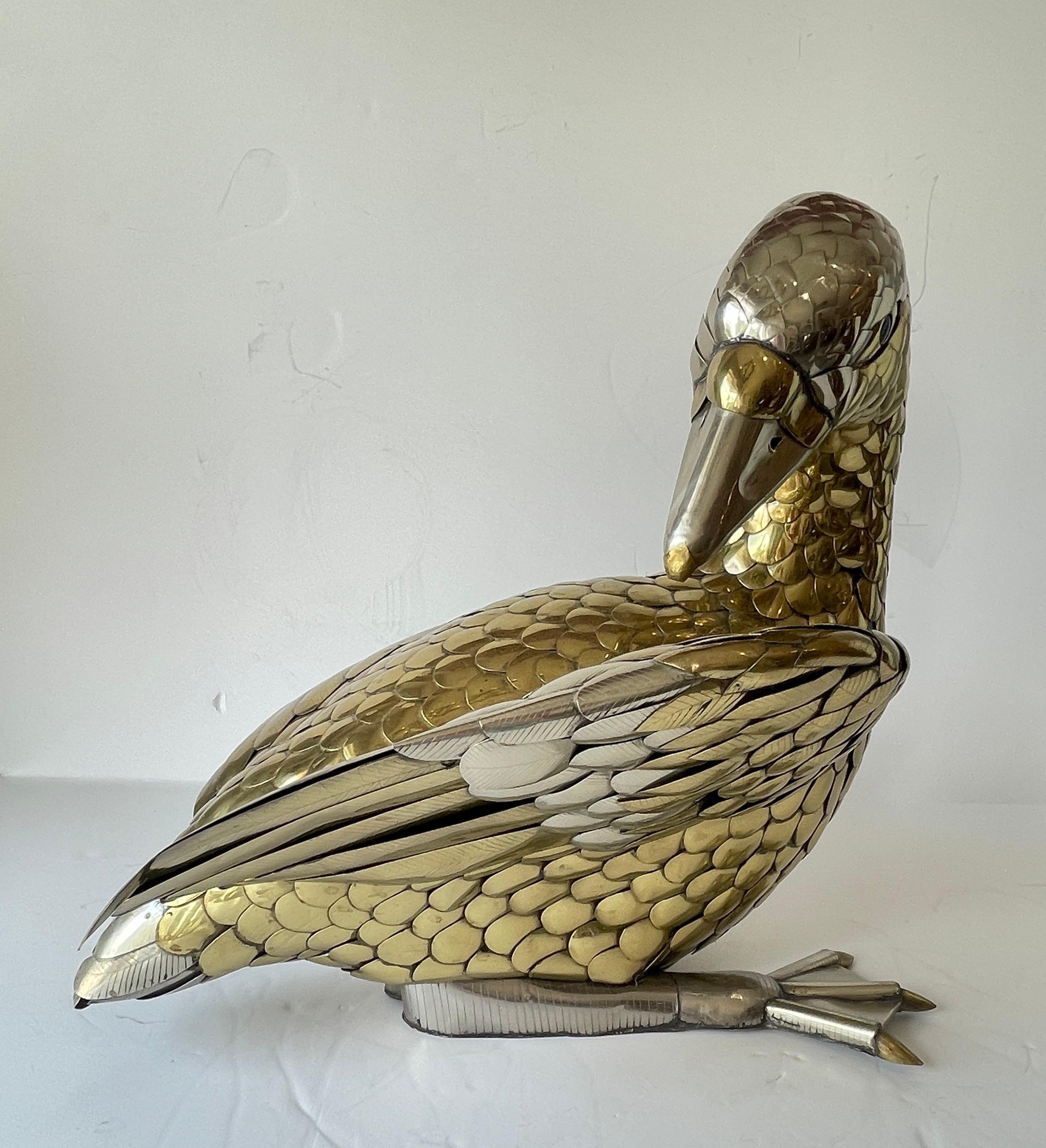 Ce magnifique oiseau vient de s'envoler !
Sculpture moderne en forme d'oie réalisée en métal mélangé martelé, signée par Rafael Gil 1982.
Merveilleux travail artisanal, entièrement réalisé à la main en métal mixte, laiton et aluminium.
Excellent