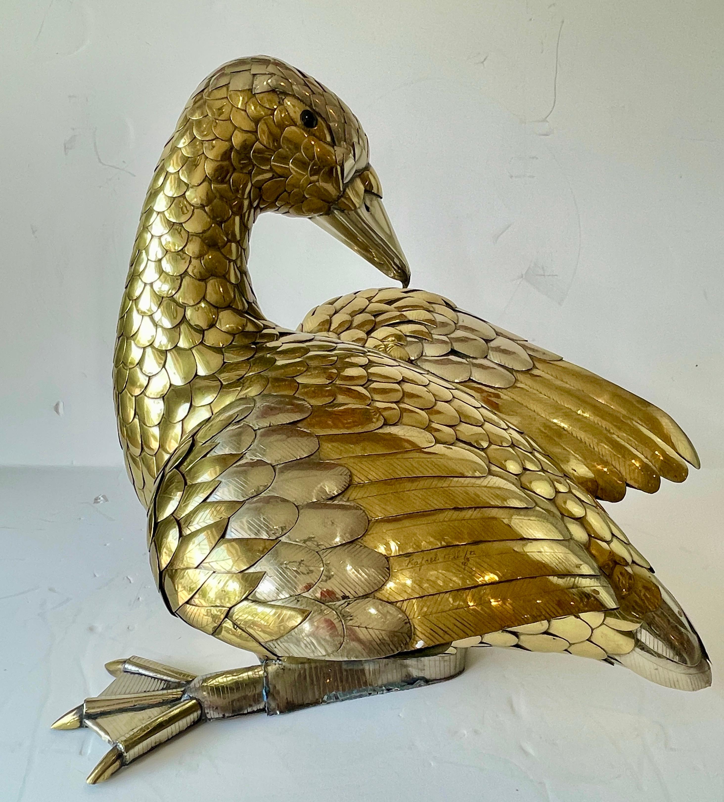 Laiton Sculpture d'oie moderne en métal mélangé martelé par Rafael Gil 1982 en vente