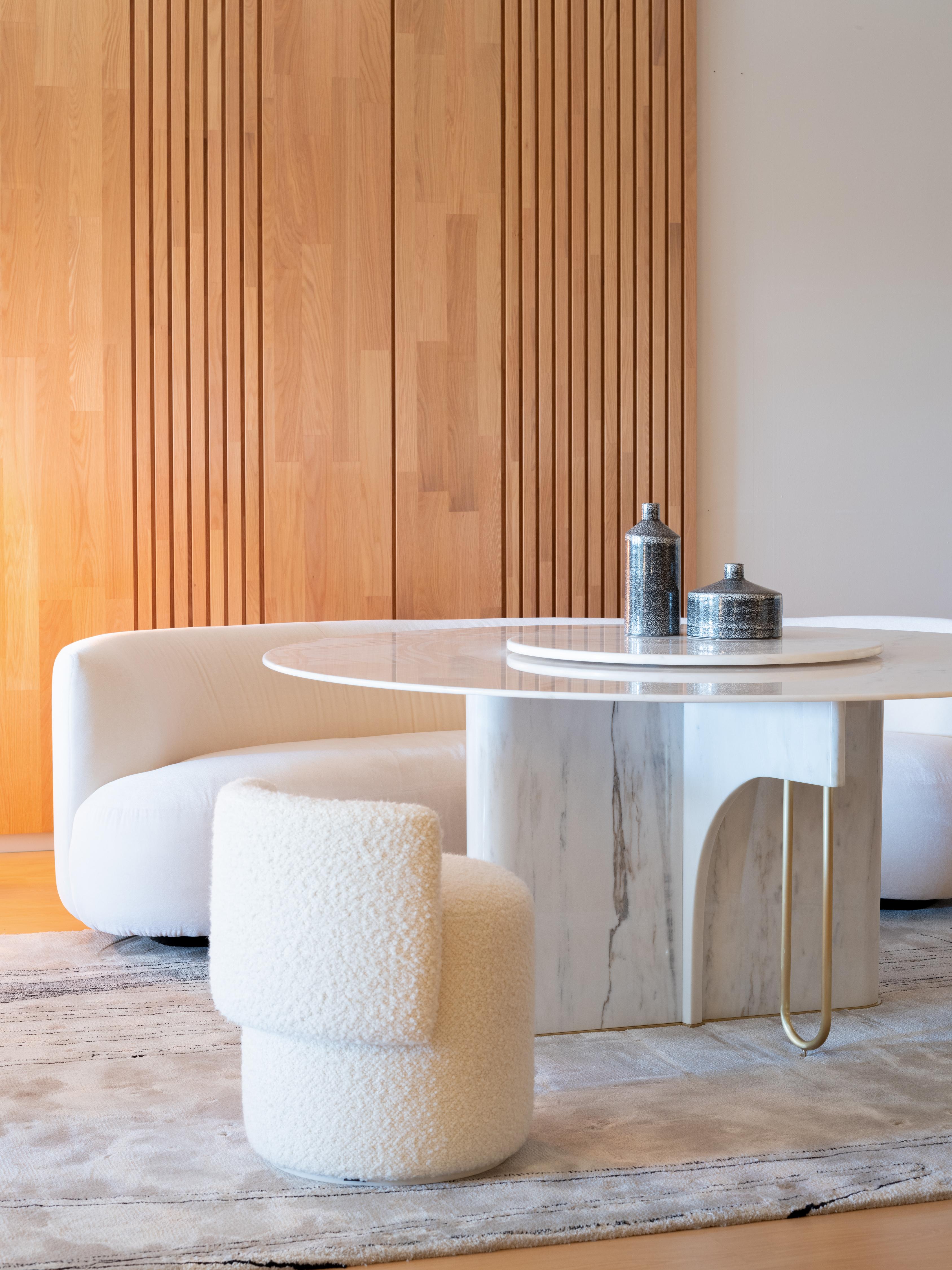 Fait main Grand pouf moderne du milieu du siècle en coton, laiton et hêtre, fabriqué à la main par Greenapple en vente