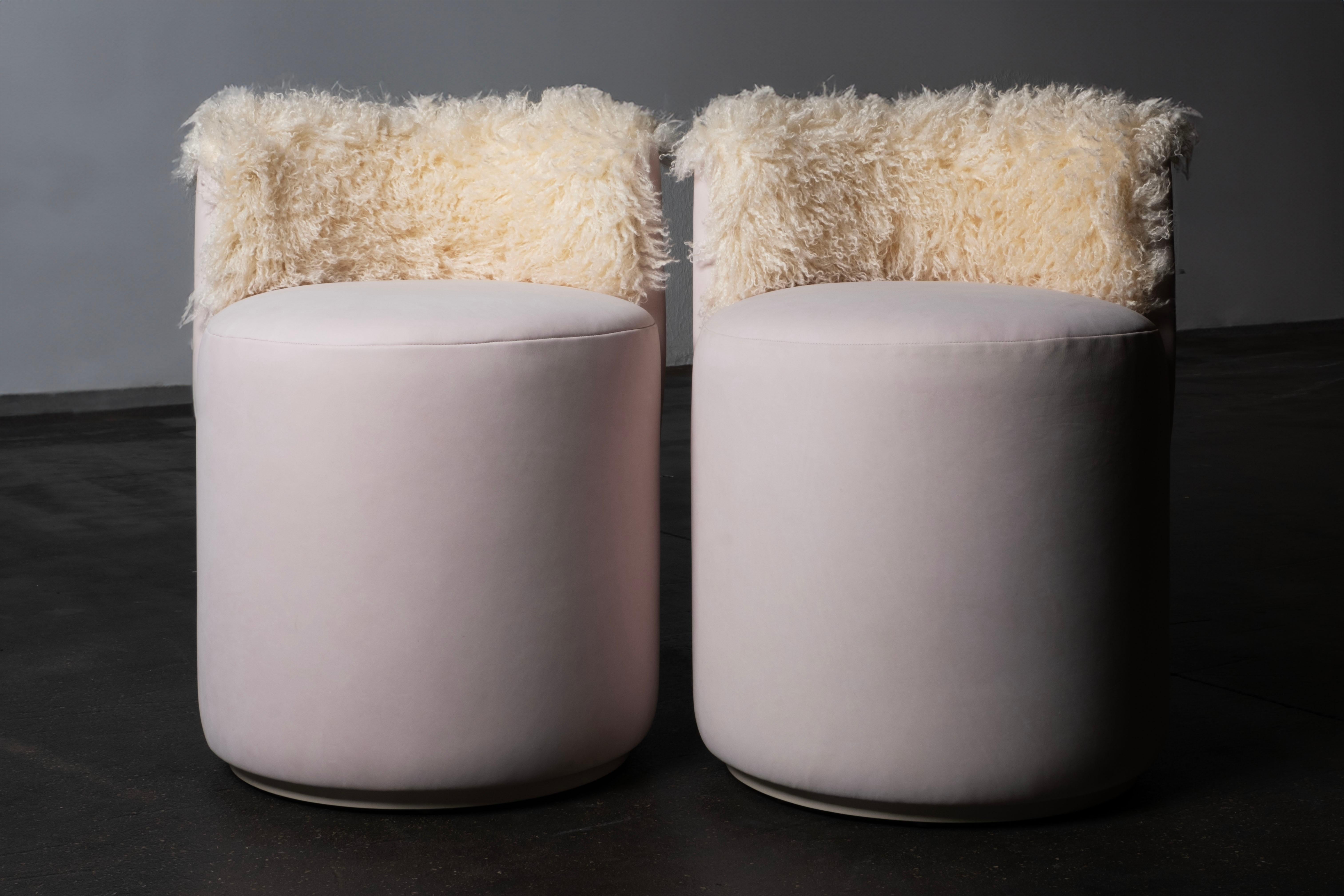 XXI secolo e contemporaneo Grand Pouf moderno di metà secolo, Set/2 in nabuk rosa, fatto a mano da Greenapple in vendita