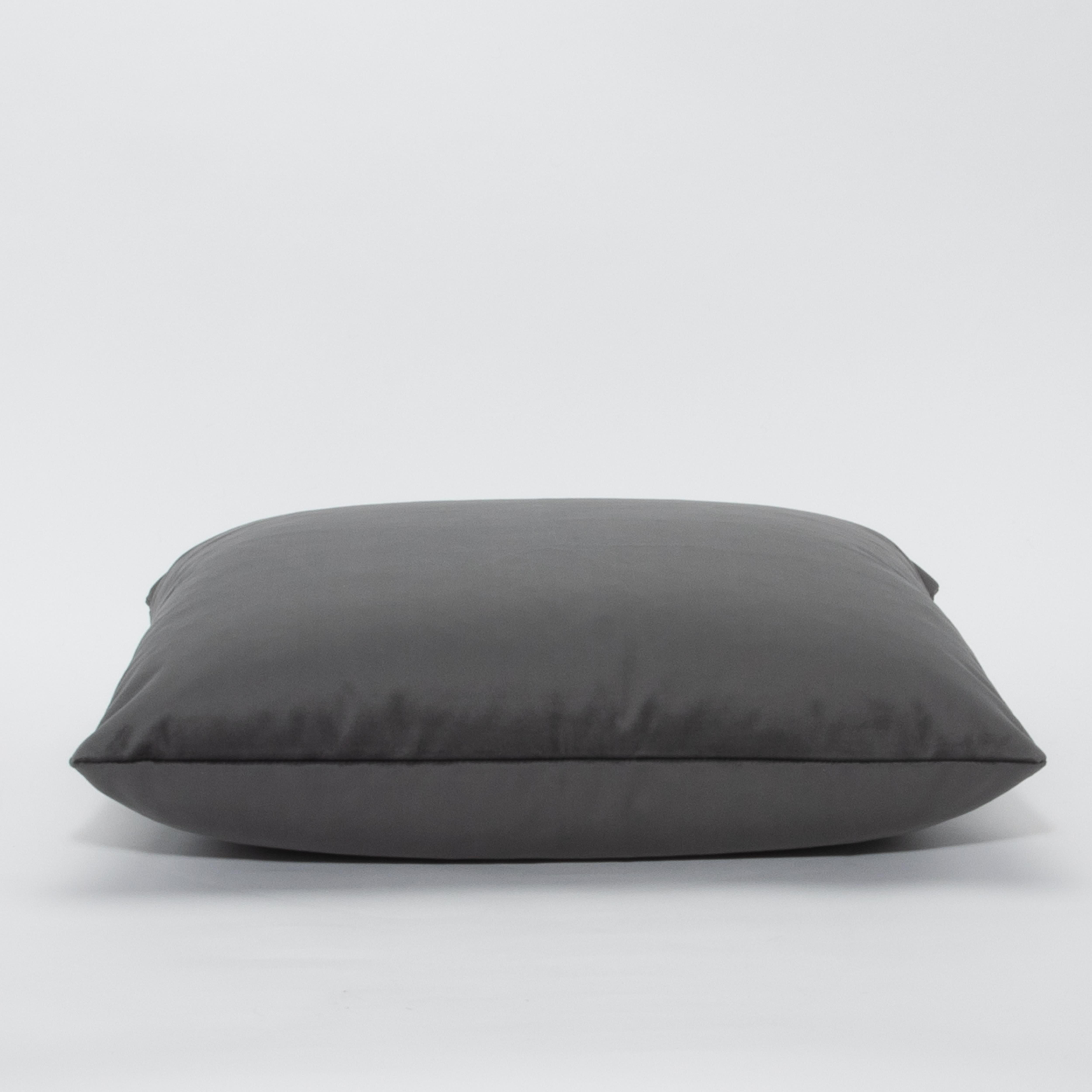 Eleva il tuo spazio con il cuscino decorativo Modern Graphite Velvet di MOGUL, un mix perfetto di raffinatezza e sottile eleganza. La tonalità grafite profonda, ricca e versatile, emana un lusso contemporaneo e si adatta a diversi stili di interni.