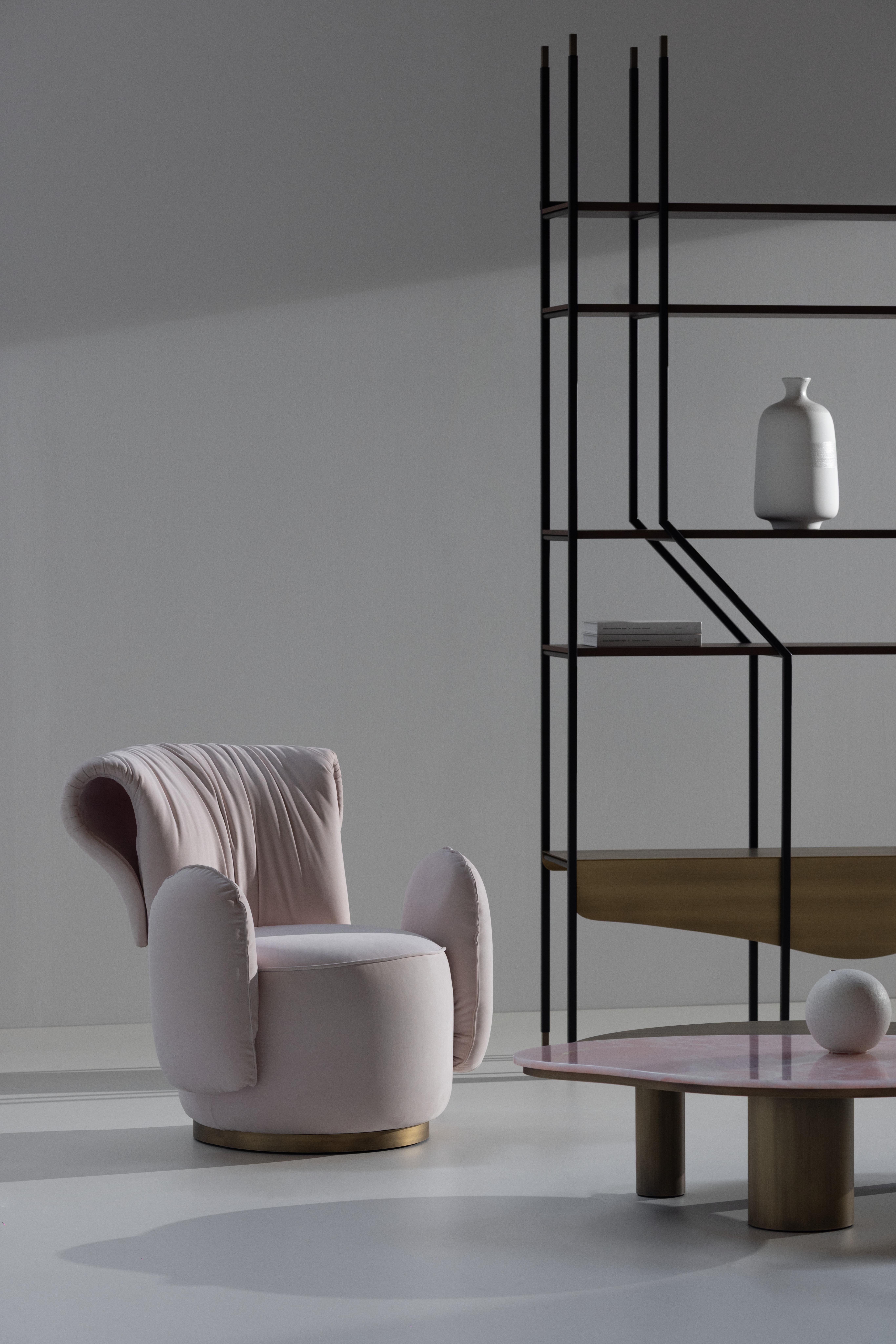 Sillón moderno Grass, piel nobuk rosa, hecho a mano en Portugal by Greenapple Moderno en venta
